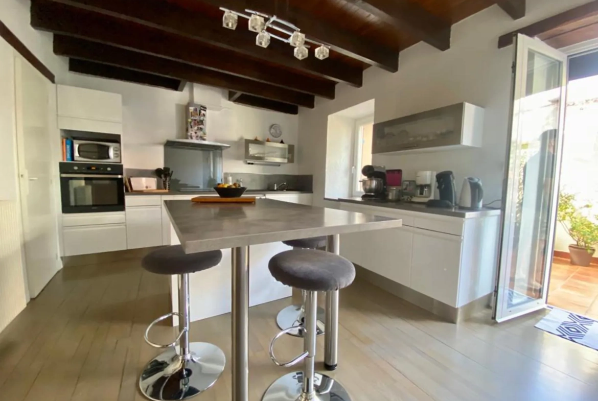 Grande maison de ville à Arthès avec terrasse et plusieurs chambres 
