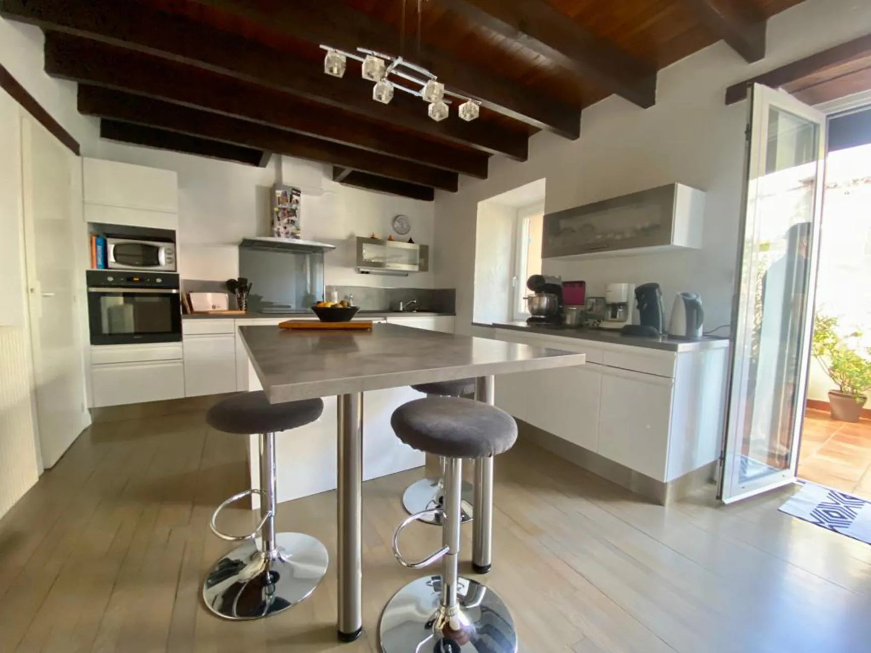 Grande maison de ville à Arthès avec terrasse et plusieurs chambres 