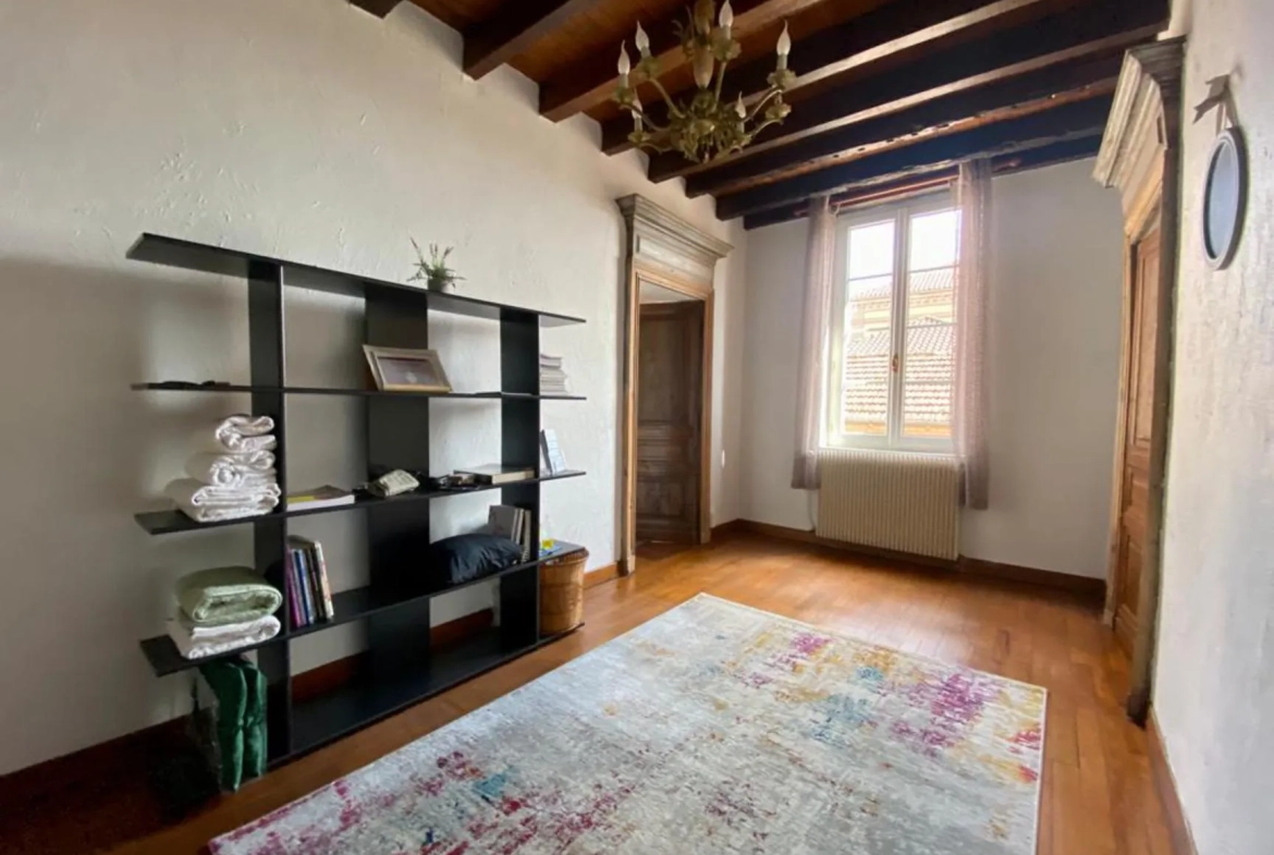 Grande maison de ville à Arthès avec terrasse et plusieurs chambres 
