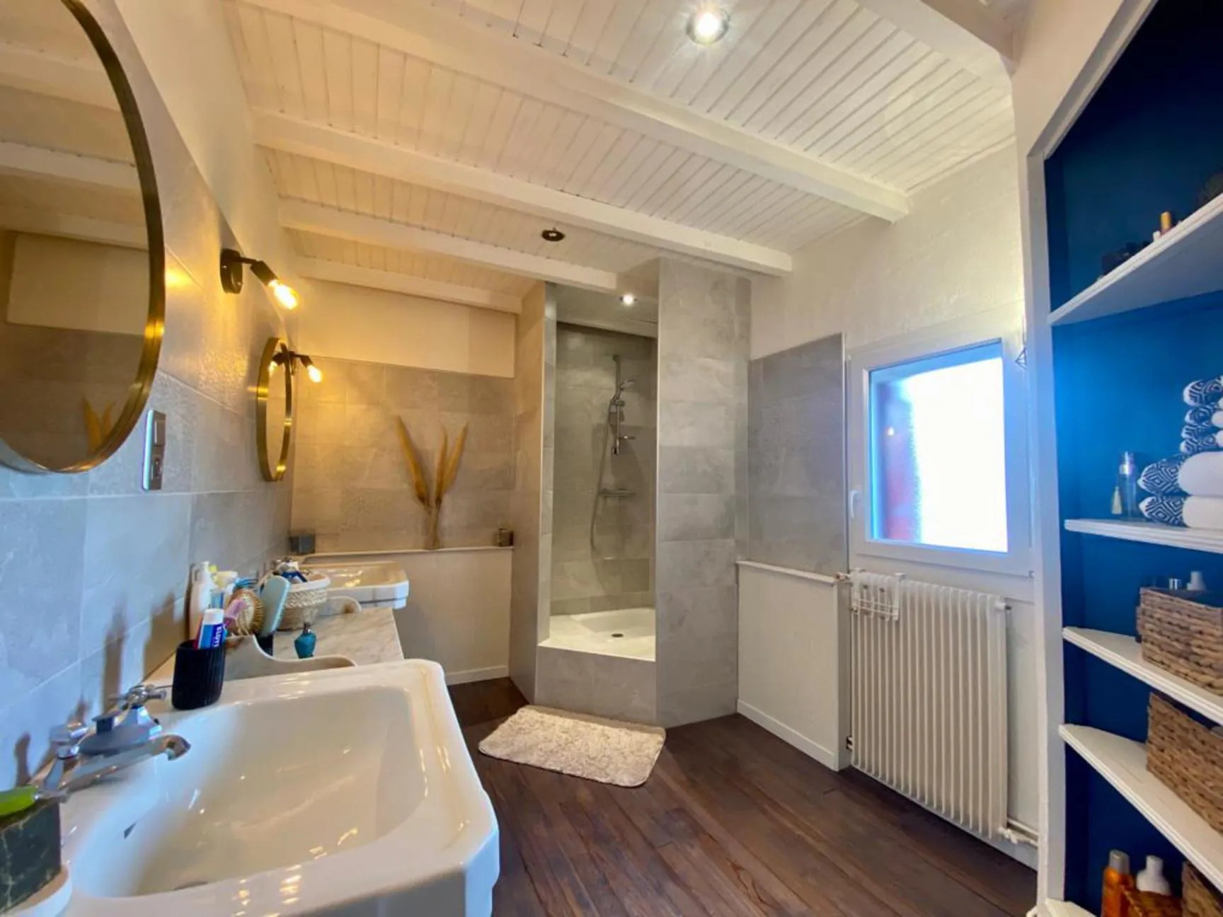 Grande maison de ville à Arthès avec terrasse et plusieurs chambres 