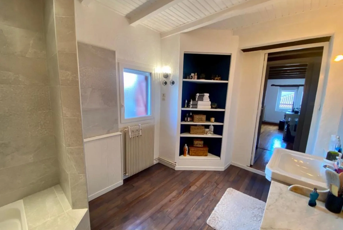 Grande maison de ville à Arthès avec terrasse et plusieurs chambres 
