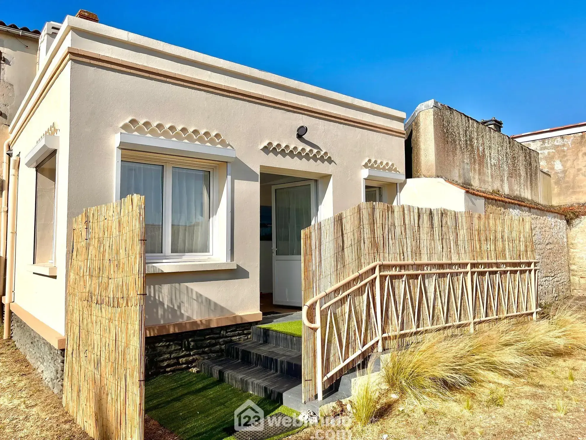 Appartement 2 pièces rénové à Longeville-sur-Mer avec cave, terrasse et parking 