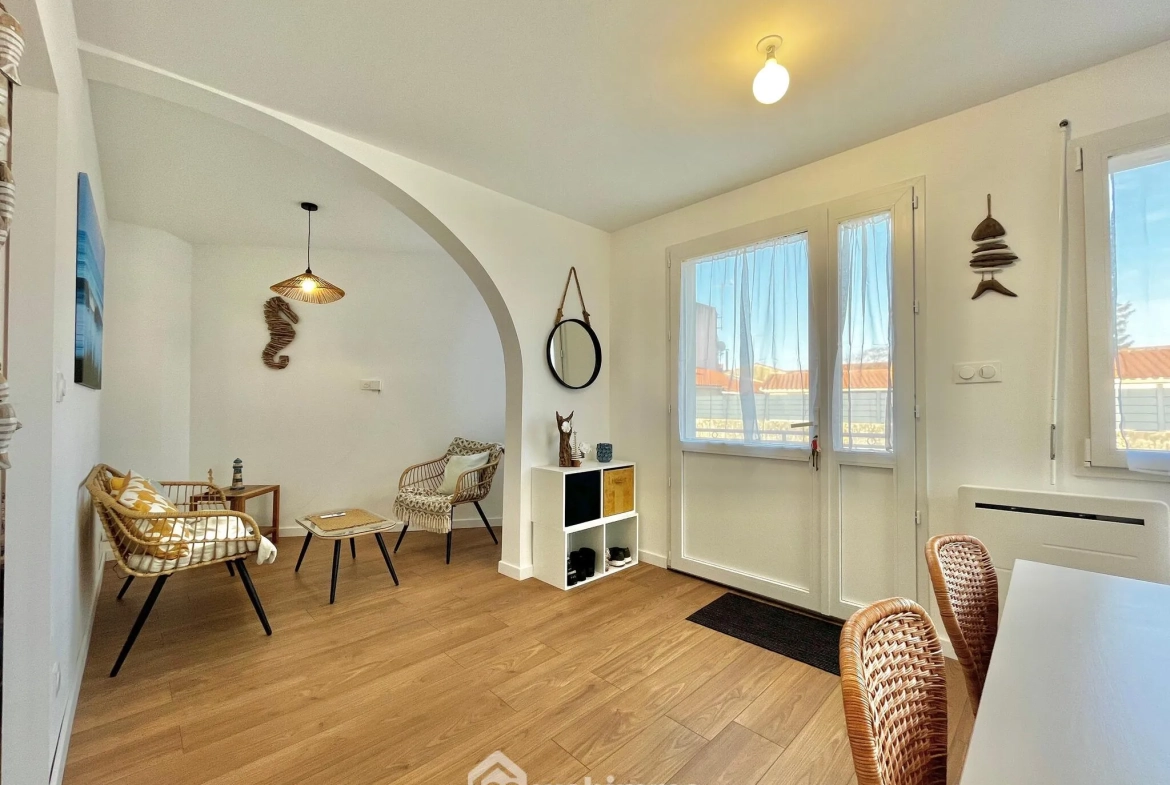 Appartement 2 pièces rénové à Longeville-sur-Mer avec cave, terrasse et parking 