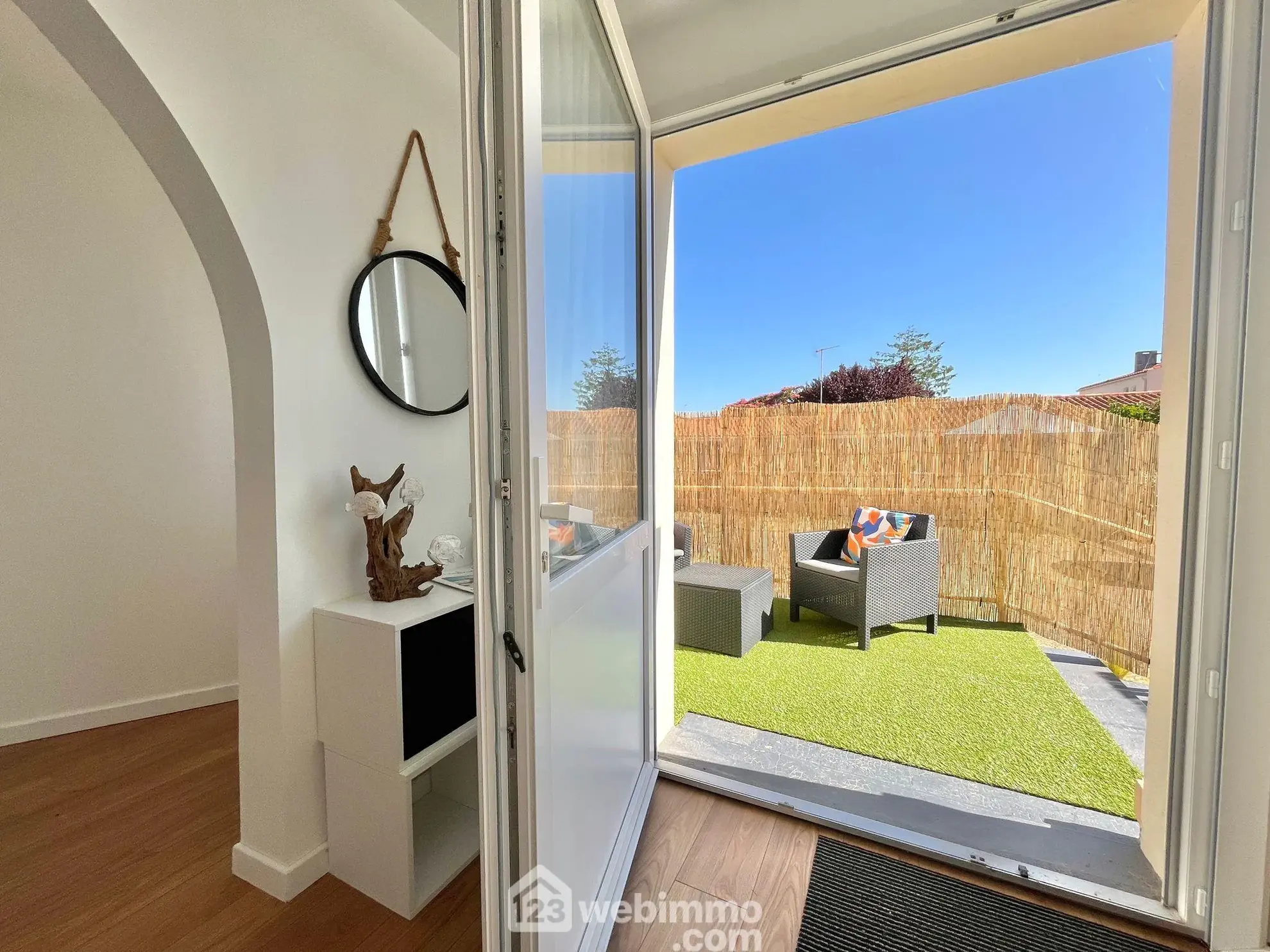 Appartement 2 pièces rénové à Longeville-sur-Mer avec cave, terrasse et parking 