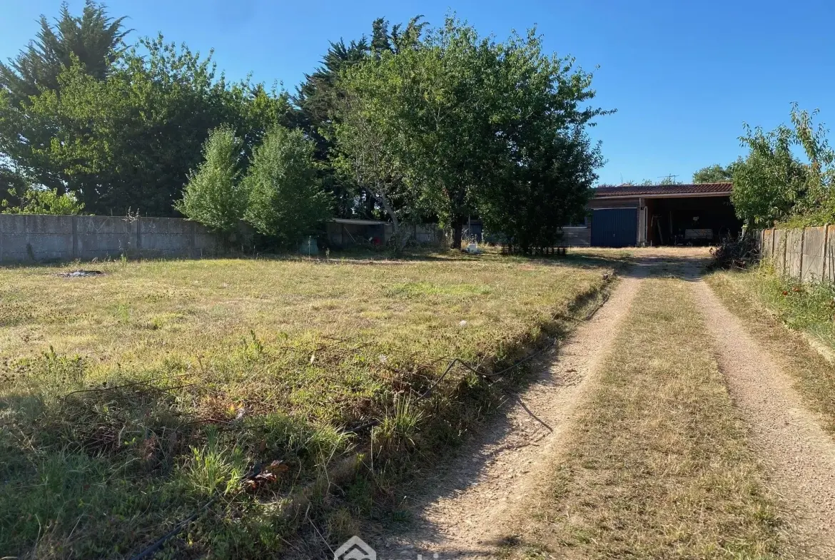 Terrain constructible de 955 m² à Saint-Hilaire-la-Forêt, proche plage 