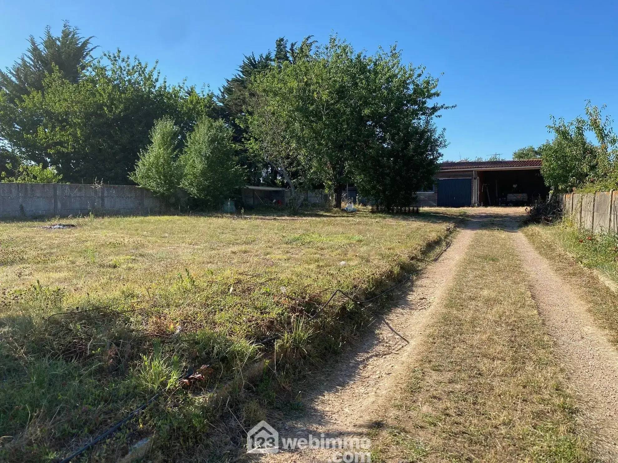 Terrain constructible de 955 m² à Saint-Hilaire-la-Forêt, proche plage 