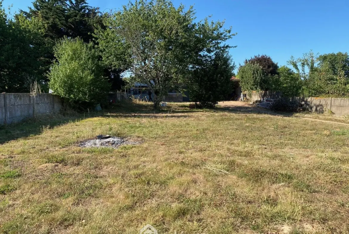 Terrain constructible de 955 m² à Saint-Hilaire-la-Forêt, proche plage 