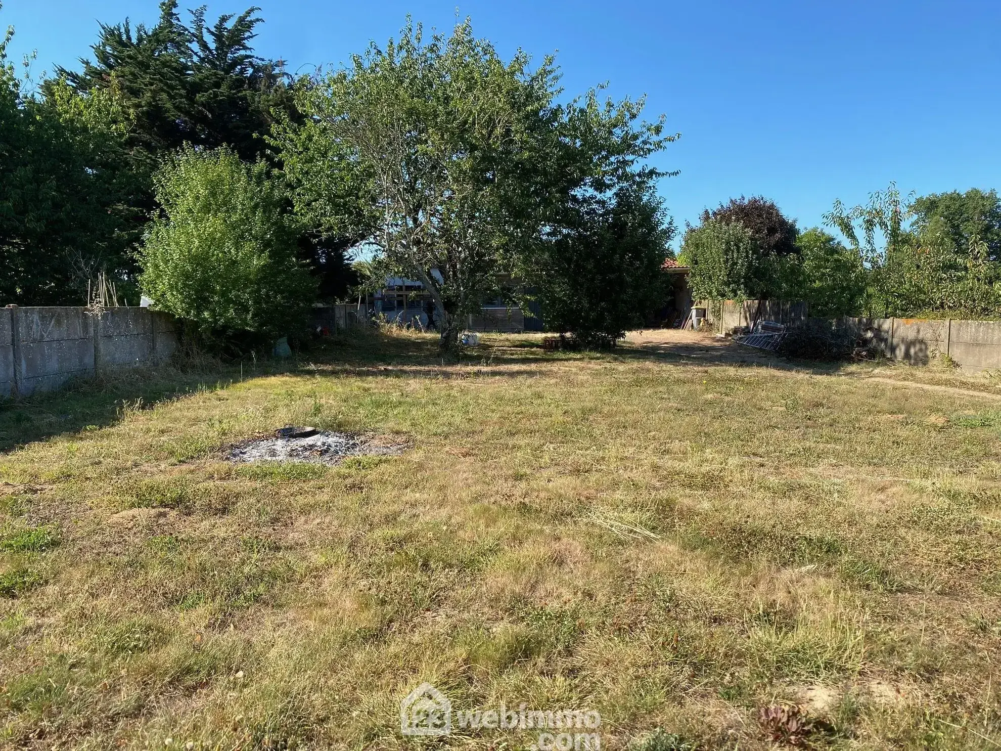 Terrain constructible de 955 m² à Saint-Hilaire-la-Forêt, proche plage 