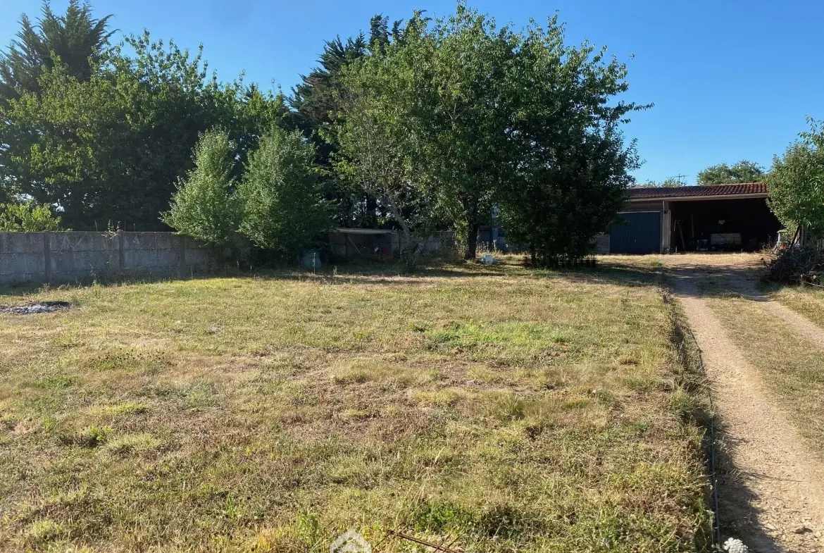Terrain constructible de 955 m² à Saint-Hilaire-la-Forêt, proche plage 