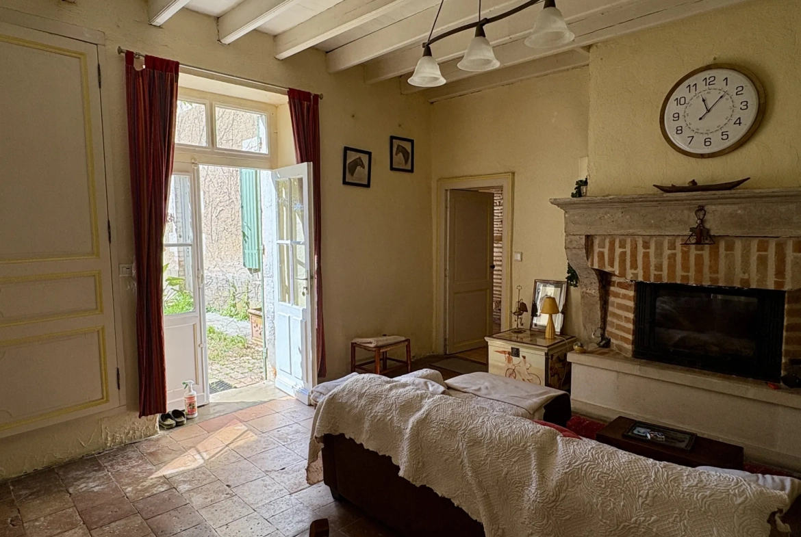 Charmante maison en pierre avec dépendance à Aillas, proche La Réole 