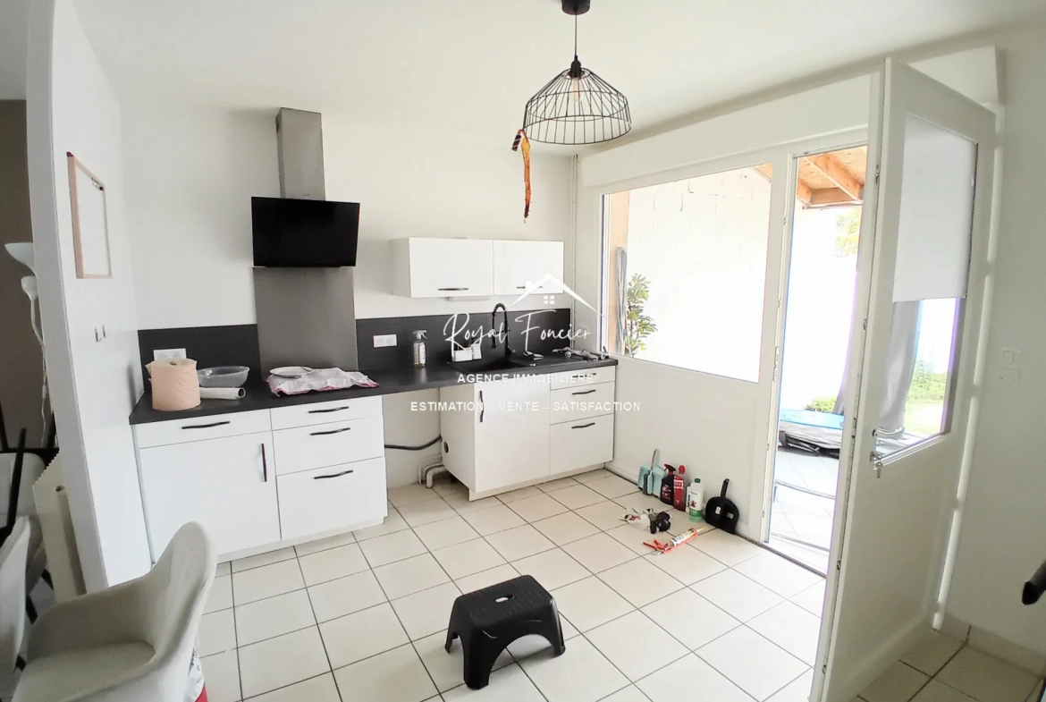Cuisine A et E de 2020 d'env 12 m2  Maison familiale à CHATELLERAULT avec jardin et garage - 98 m² 