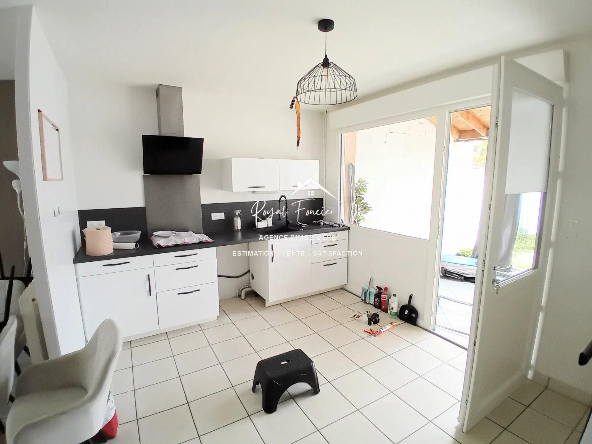 Cuisine A et E de 2020 d'env 12 m2  Maison familiale à CHATELLERAULT avec jardin et garage - 98 m² 