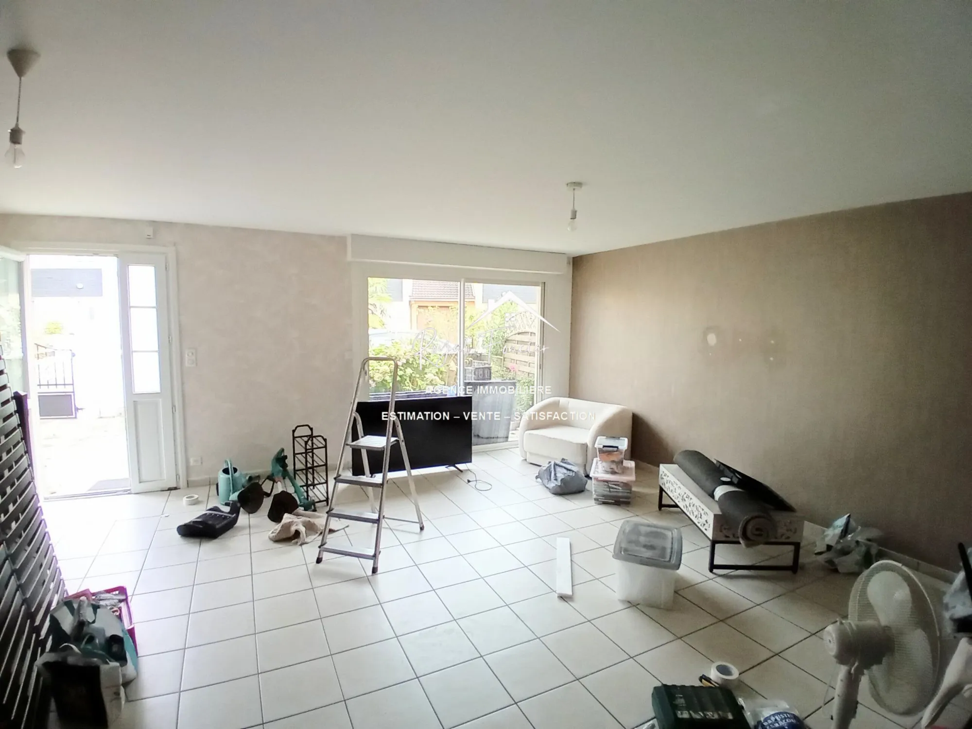 Espace de vie de 35 m2  Maison familiale à CHATELLERAULT avec jardin et garage - 98 m² 