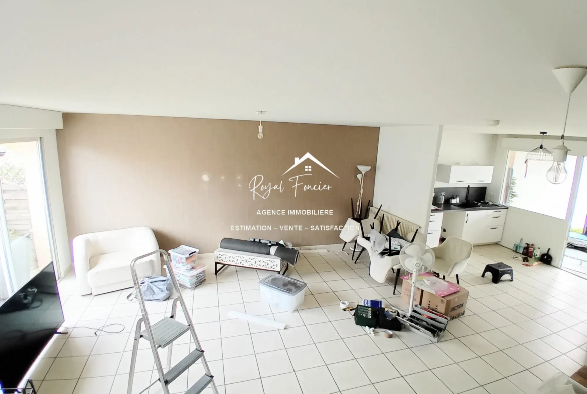 Espace de vie 35 m 2 + Espace cuisine de 12 m2  Maison familiale à CHATELLERAULT avec jardin et garage - 98 m² 