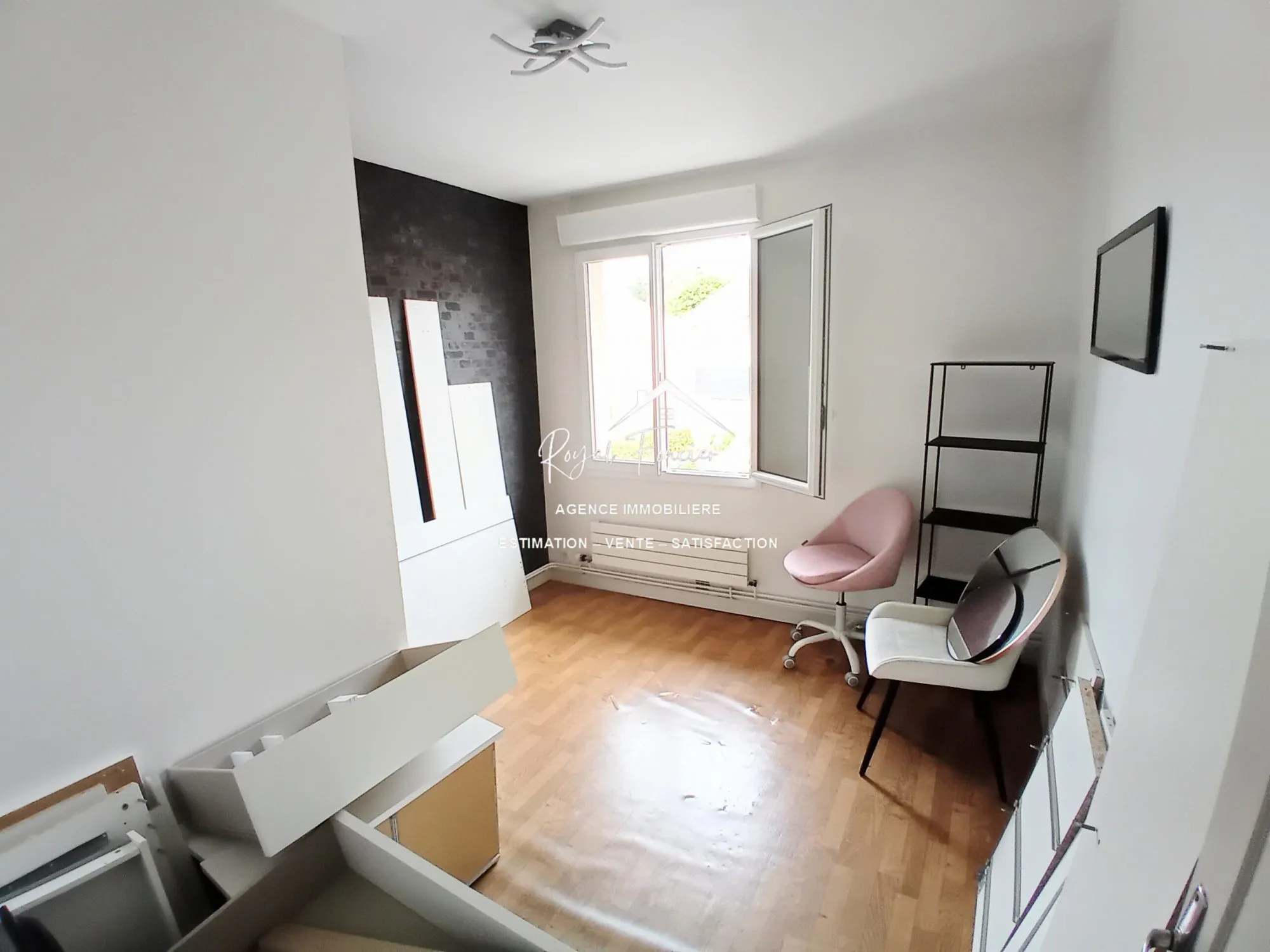 Étage : Chambre 1  Maison familiale à CHATELLERAULT avec jardin et garage - 98 m² 