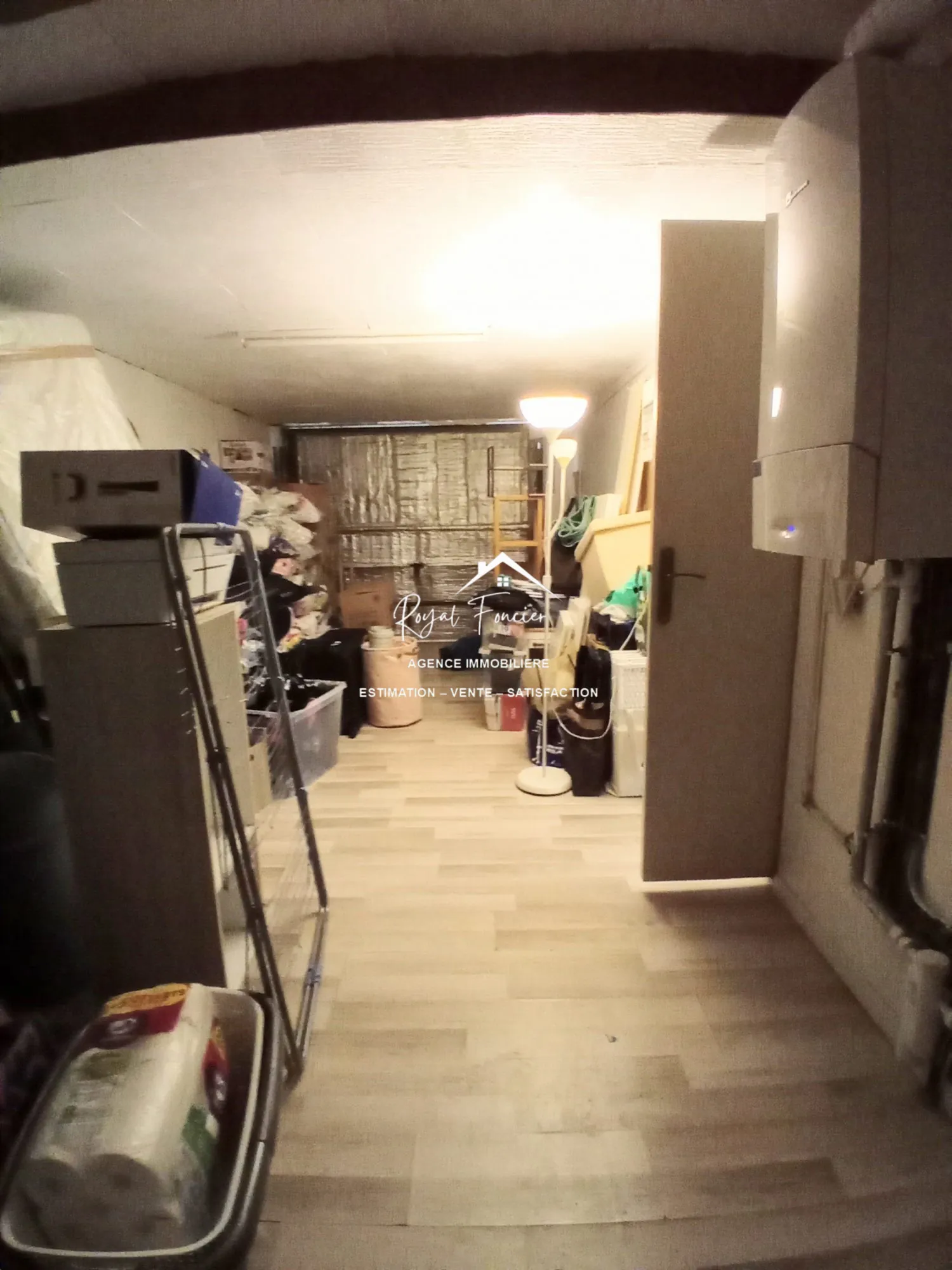 Garage de 21 m2 avec la chaudière de 2020 gaz de ville  Maison familiale à CHATELLERAULT avec jardin et garage - 98 m² 