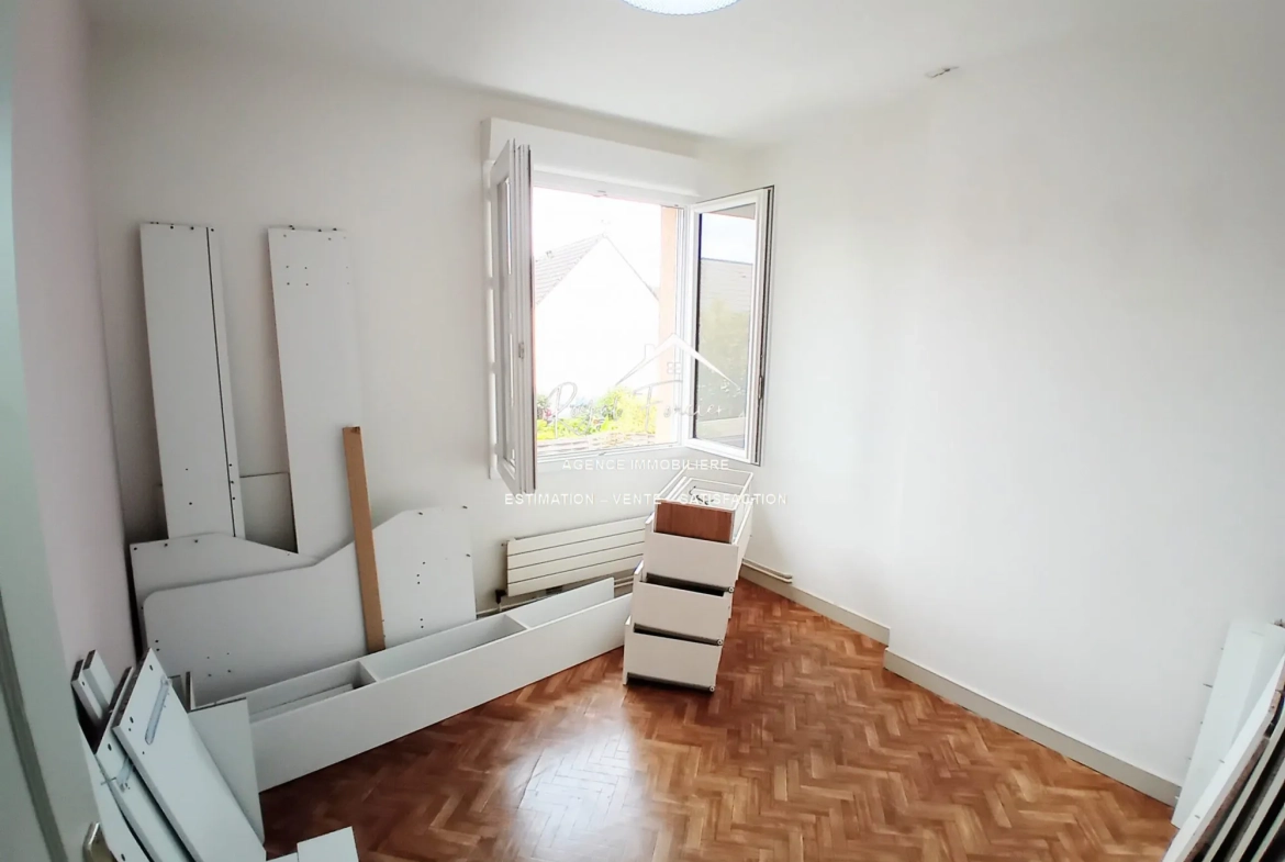 Étage Chambre 2  Maison familiale à CHATELLERAULT avec jardin et garage - 98 m² 