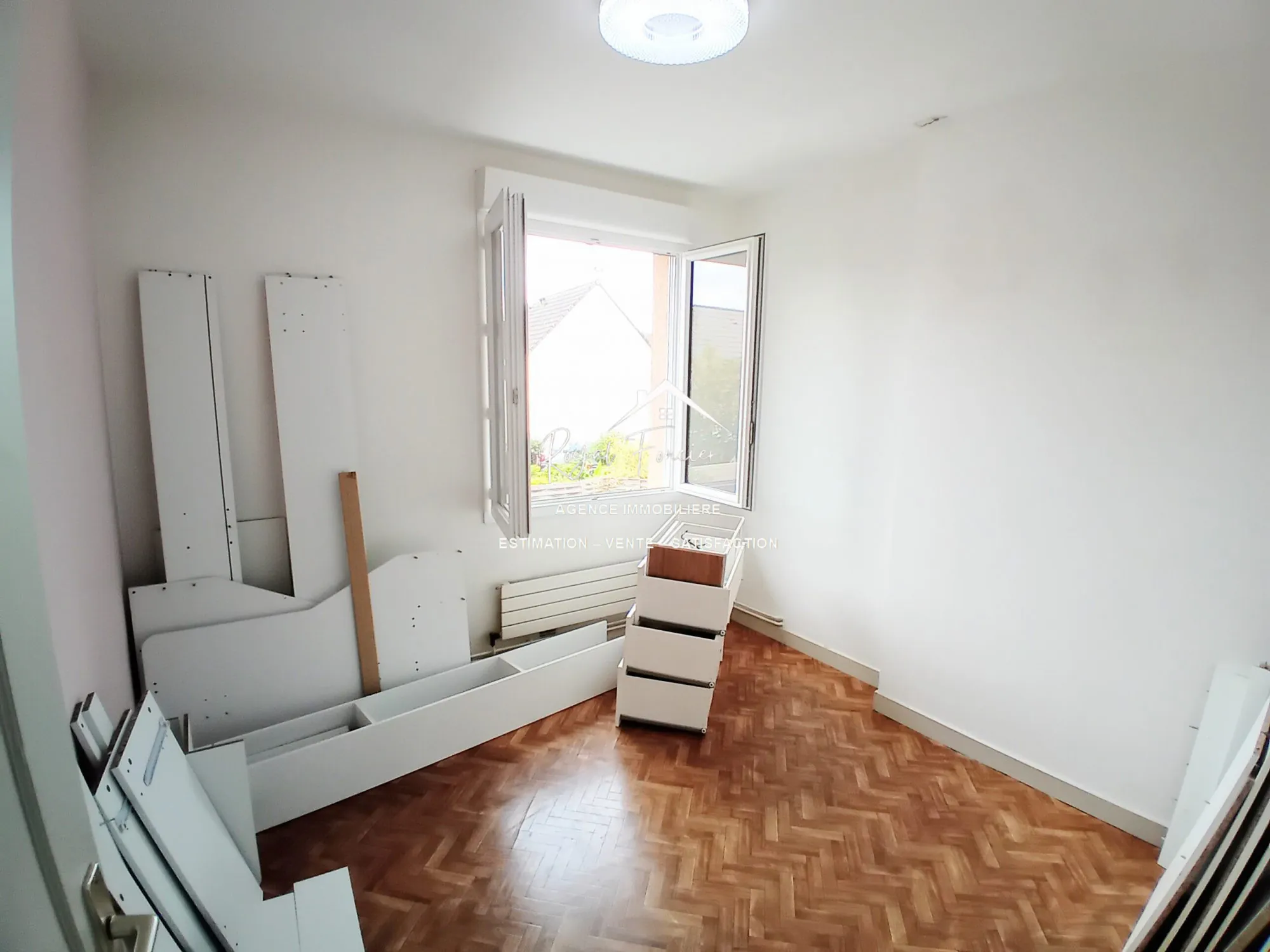 Étage Chambre 2  Maison familiale à CHATELLERAULT avec jardin et garage - 98 m² 