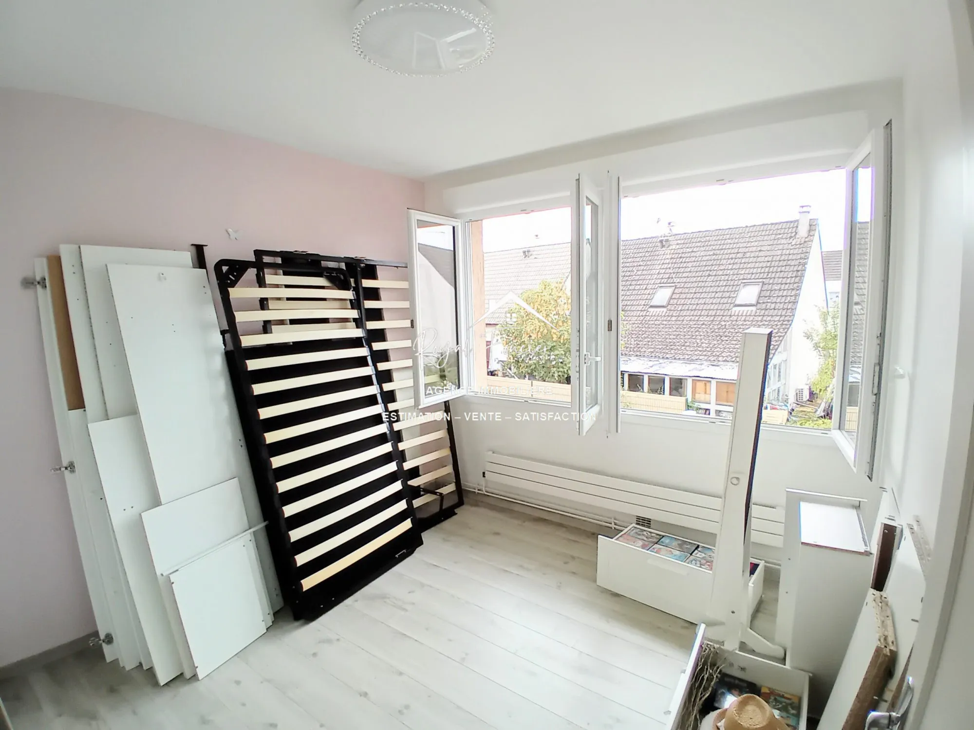 Étage chambre 3 Maison familiale à CHATELLERAULT avec jardin et garage - 98 m² 