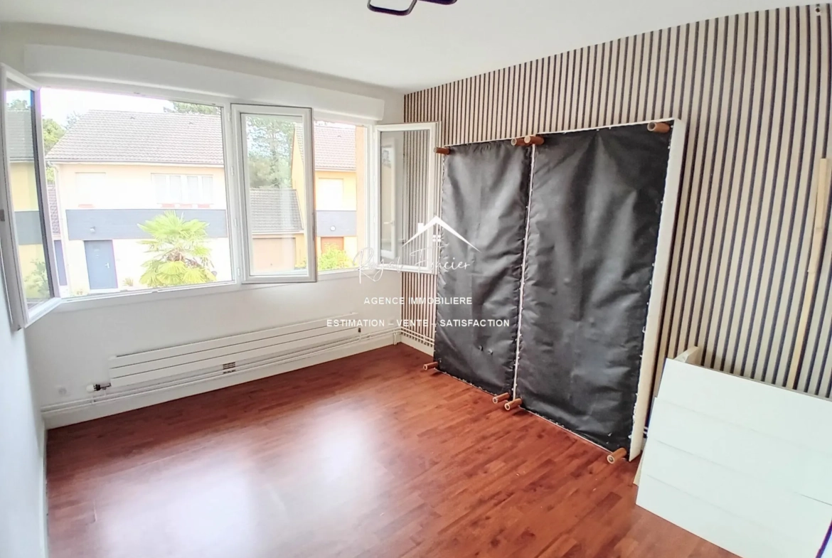 Étage chambre 4  Maison familiale à CHATELLERAULT avec jardin et garage - 98 m² 