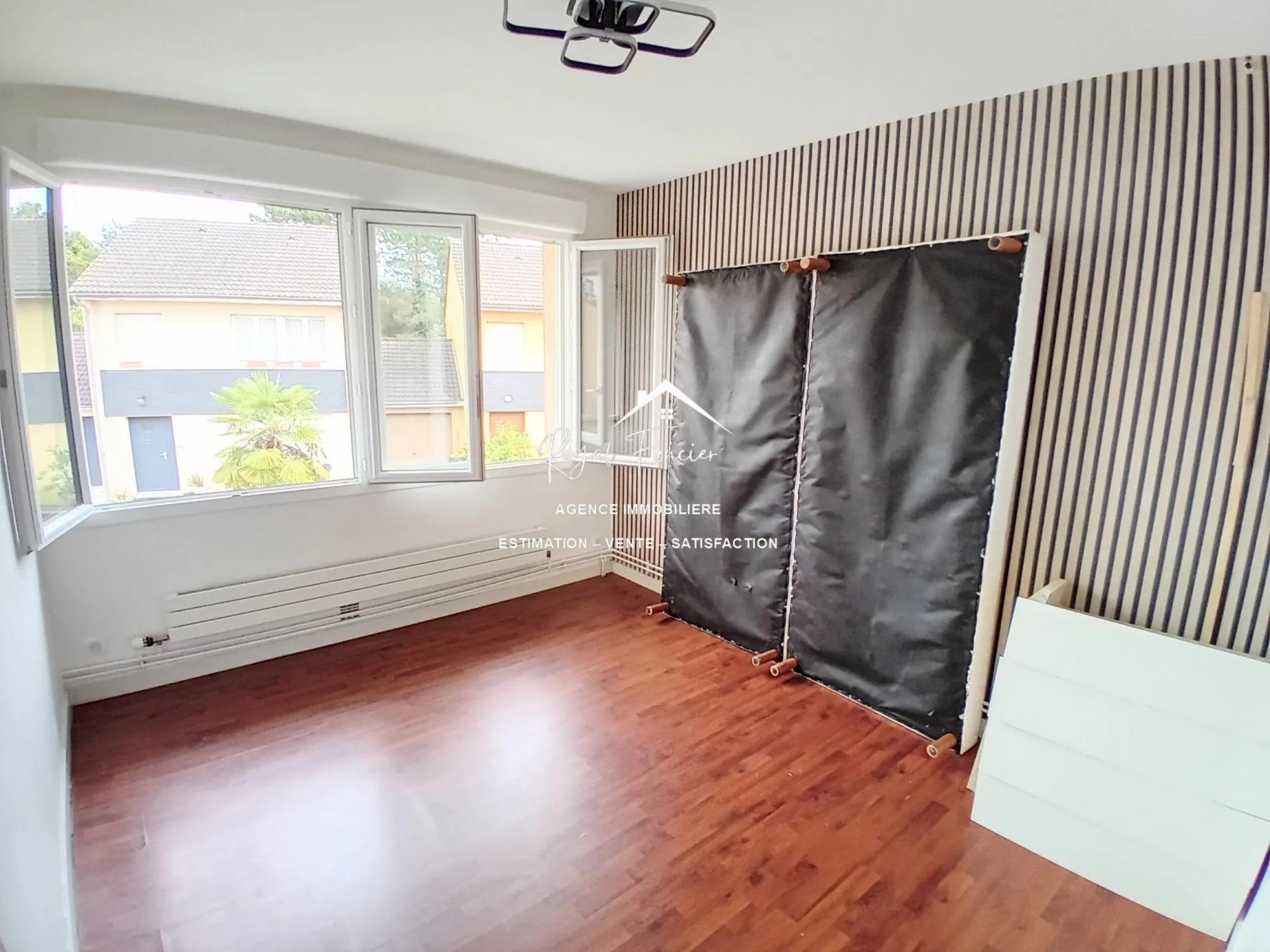 Étage chambre 4  Maison familiale à CHATELLERAULT avec jardin et garage - 98 m² 