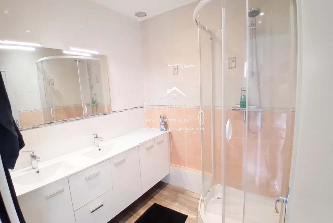 Salle de bains  Maison familiale à CHATELLERAULT avec jardin et garage - 98 m² 
