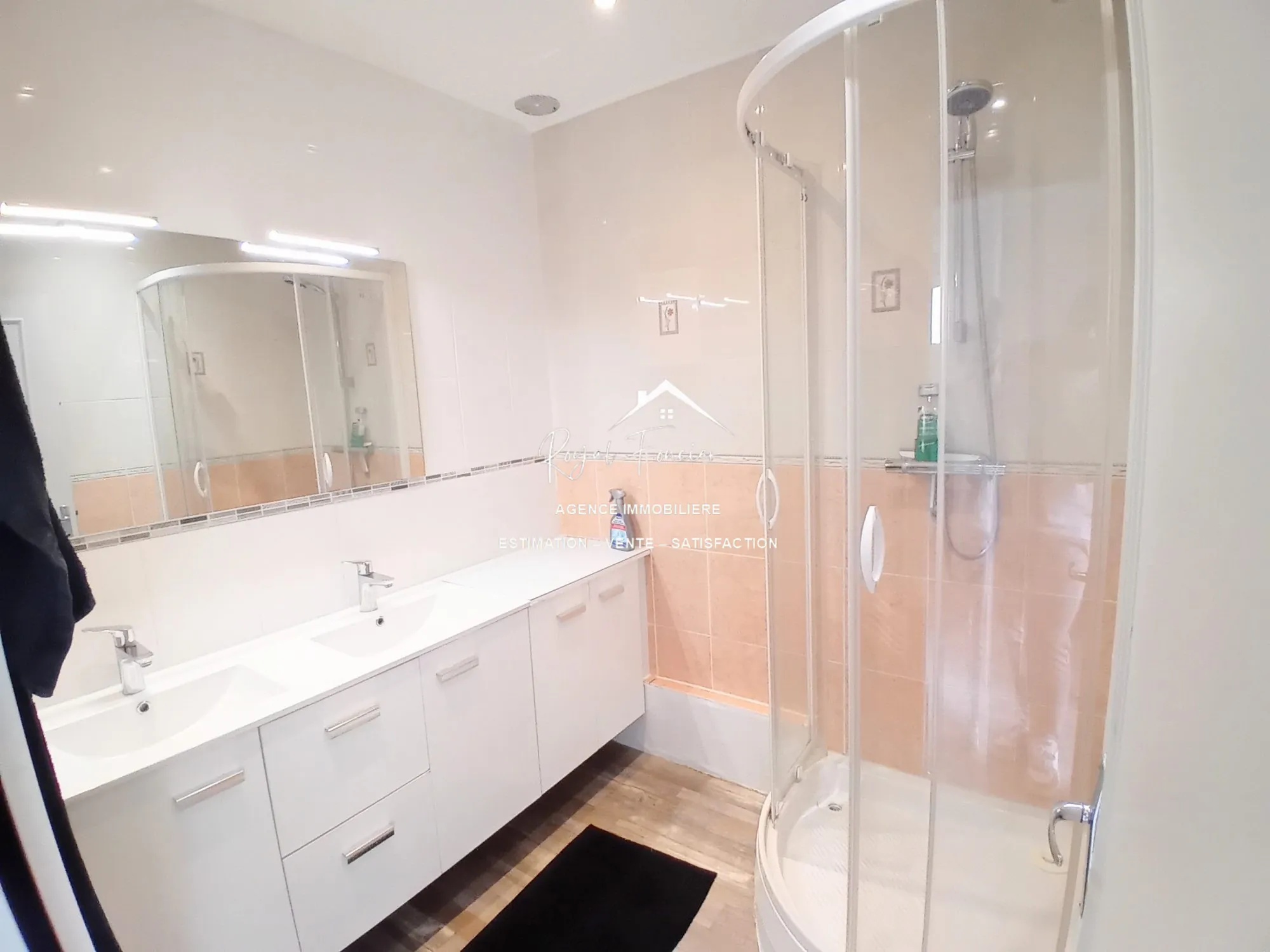 Salle de bains  Maison familiale à CHATELLERAULT avec jardin et garage - 98 m² 