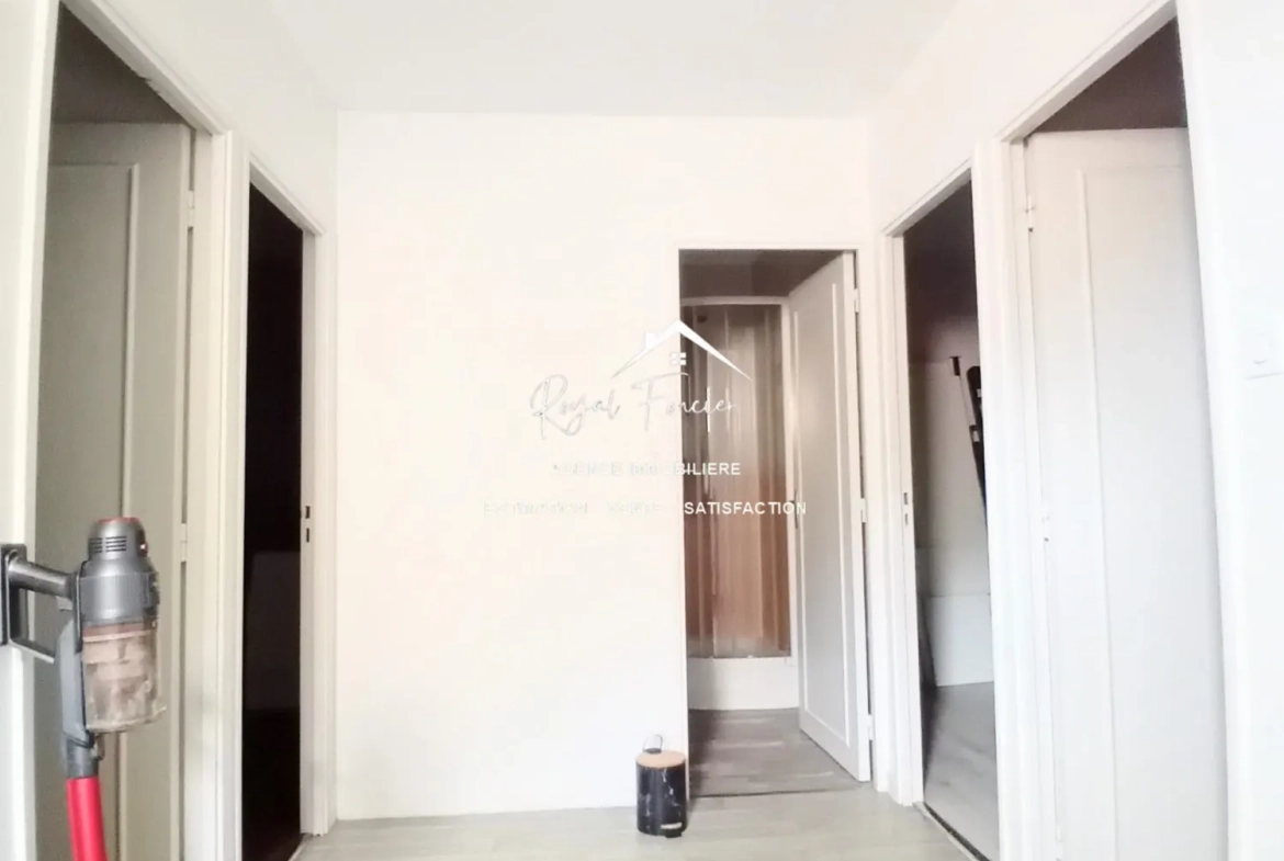 Palier avec accès 4 chambres + salle de bains  Maison familiale à CHATELLERAULT avec jardin et garage - 98 m² 
