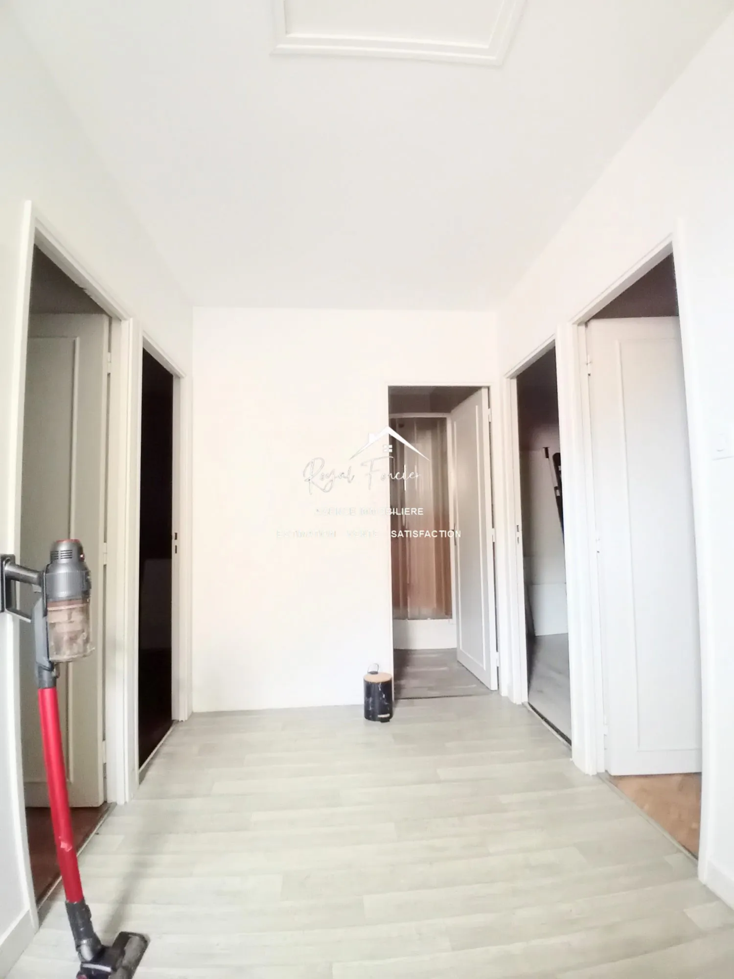 Palier avec accès 4 chambres + salle de bains  Maison familiale à CHATELLERAULT avec jardin et garage - 98 m² 