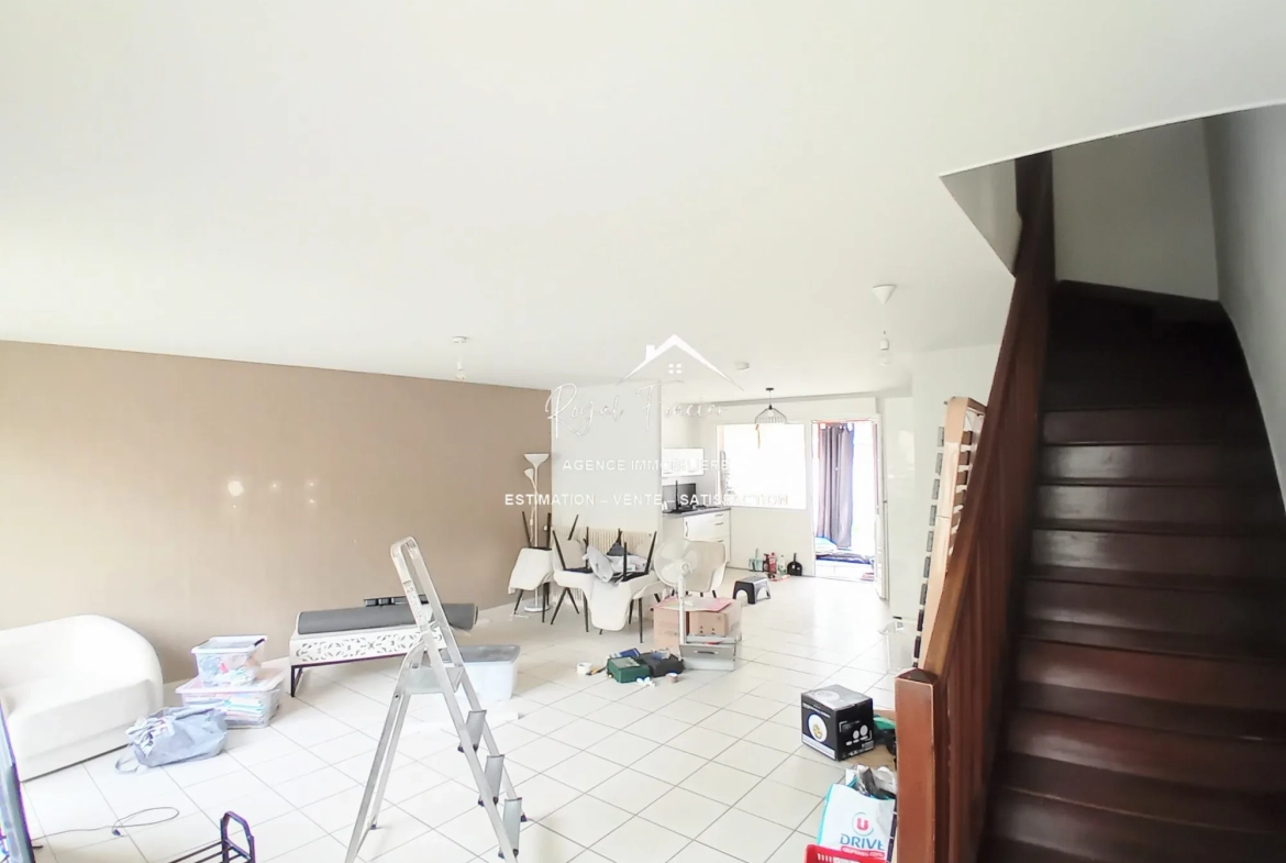 Pièce de vie très lumineuse  Maison familiale à CHATELLERAULT avec jardin et garage - 98 m² 