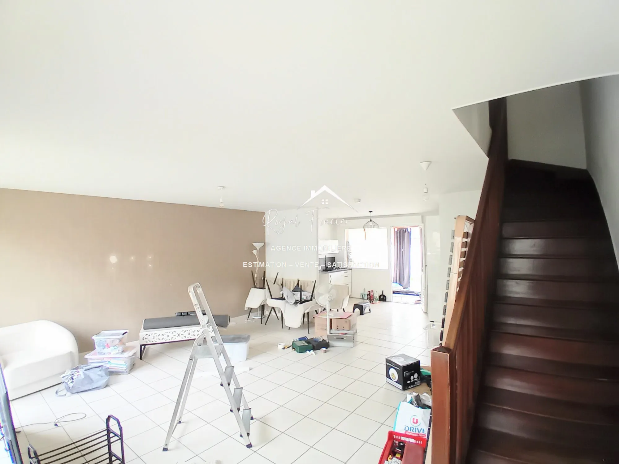 Pièce de vie très lumineuse  Maison familiale à CHATELLERAULT avec jardin et garage - 98 m² 