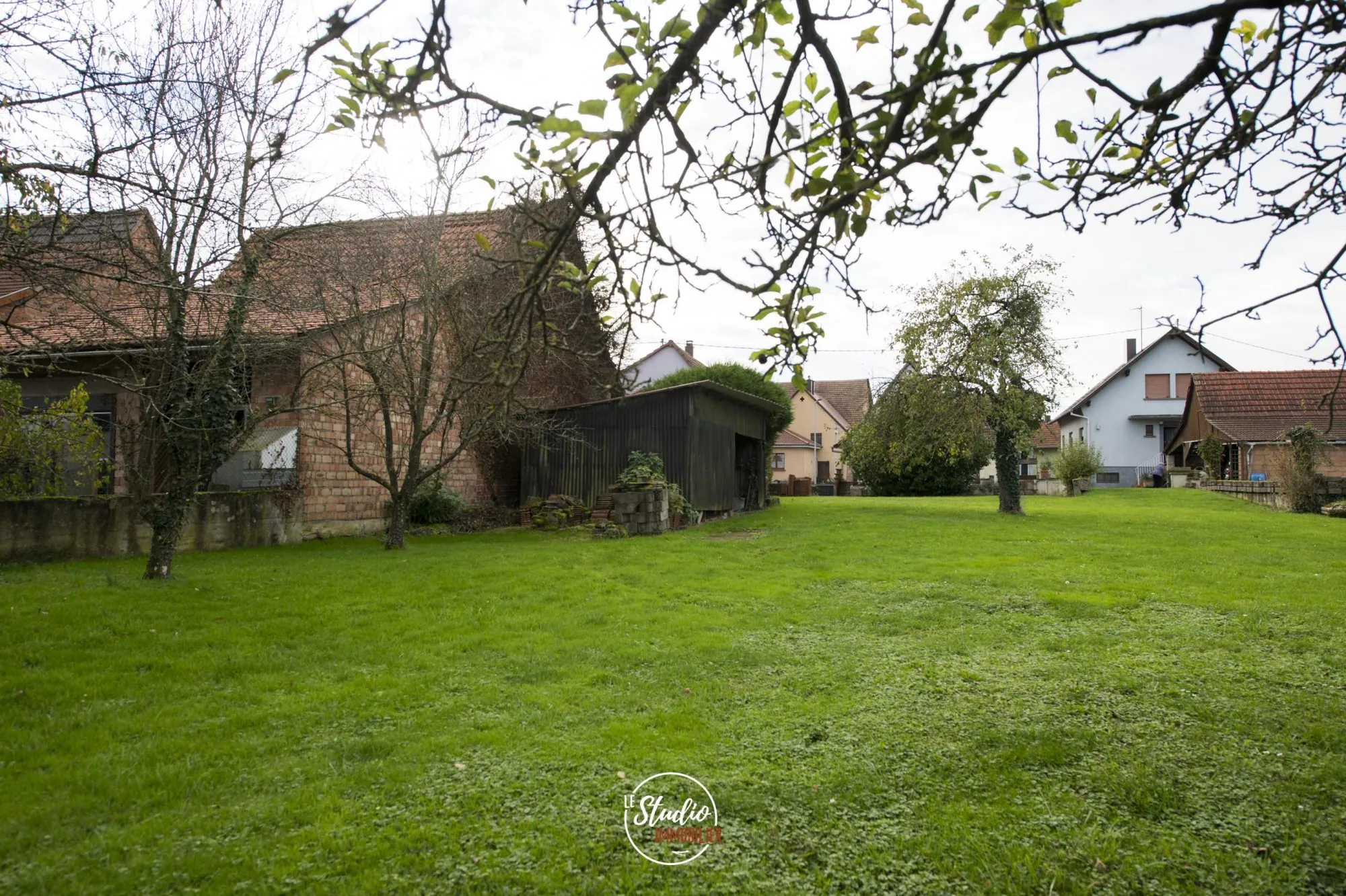 Terrain constructible à Forstheim de 1184 m² au calme en Alsace Nord 