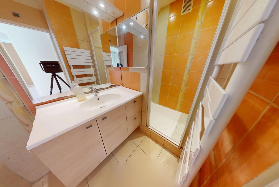 Appartement F4 à Montpellier avec garage et potentiel de rénovation 