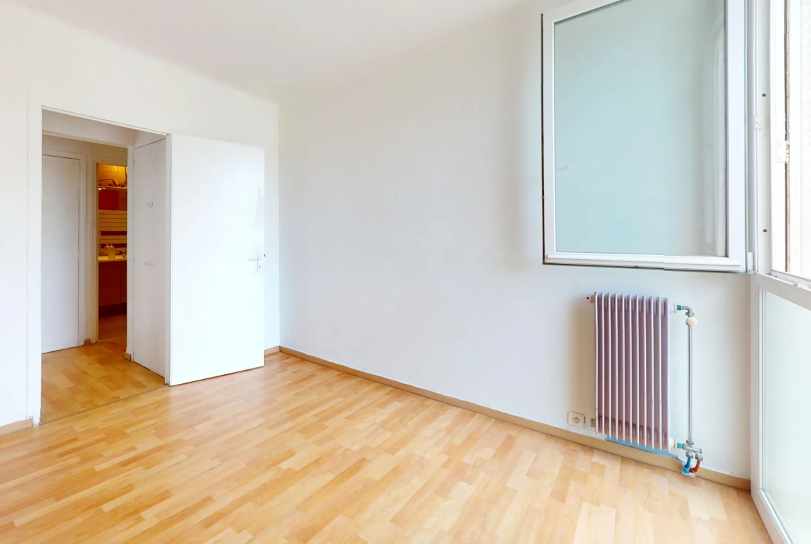 Appartement F4 à Montpellier avec garage et potentiel de rénovation 