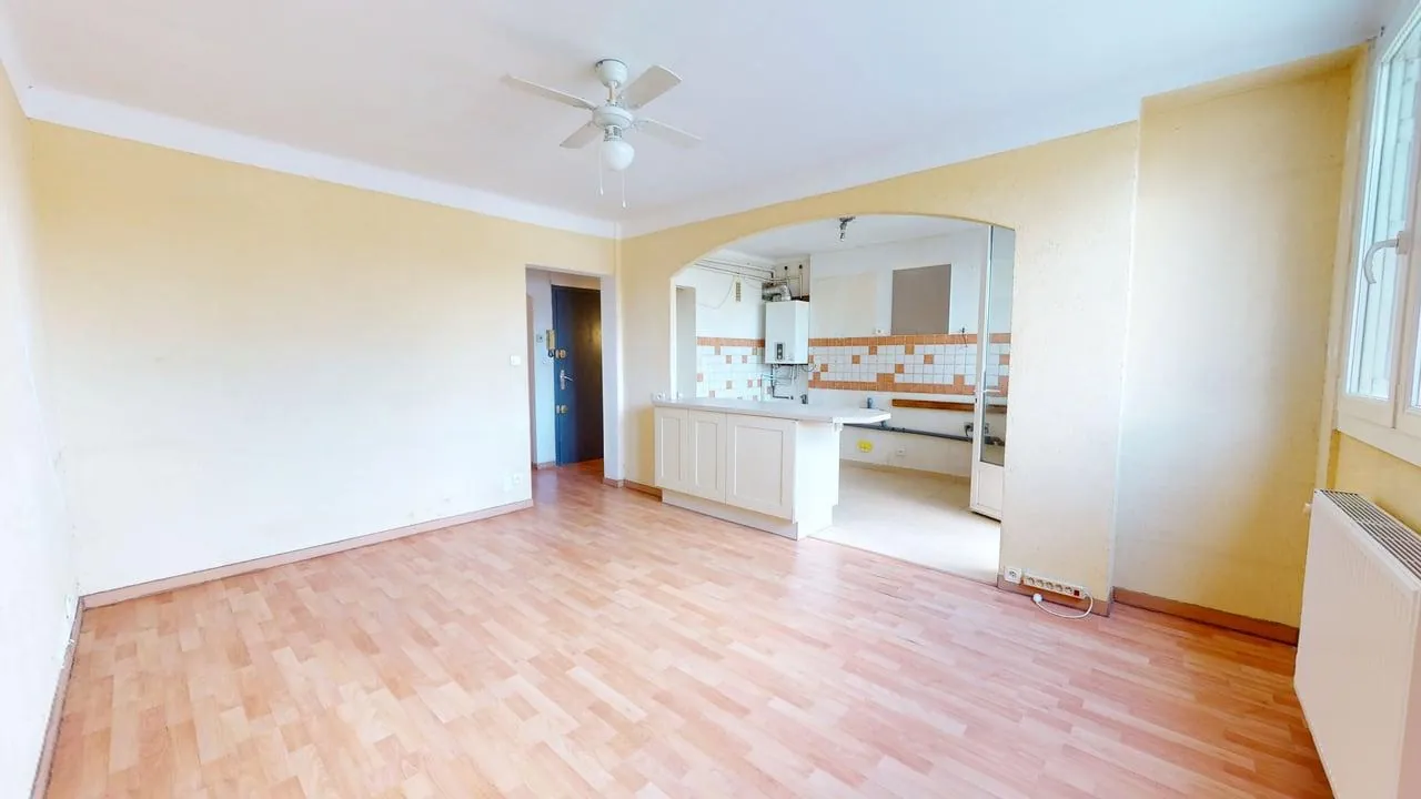 Appartement F4 à Montpellier avec garage et potentiel de rénovation 
