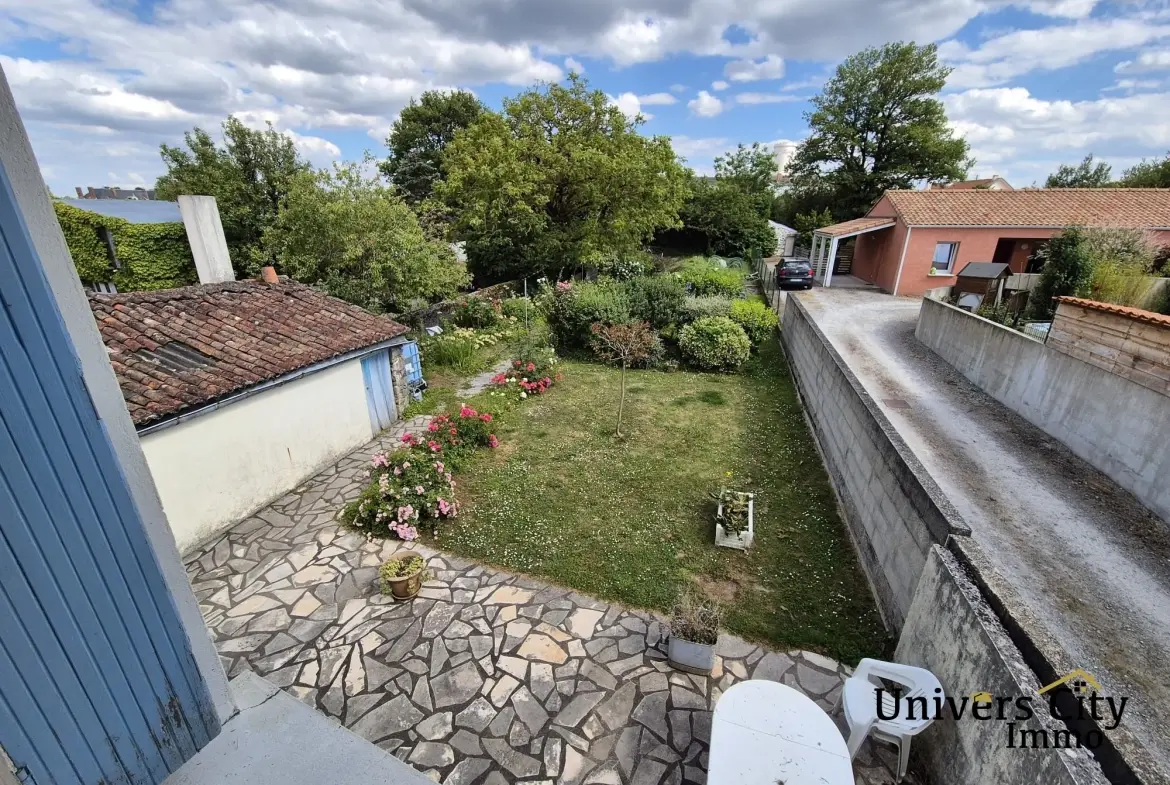 Maison à vendre à Legé avec jardin de 300 m² - Bon état 