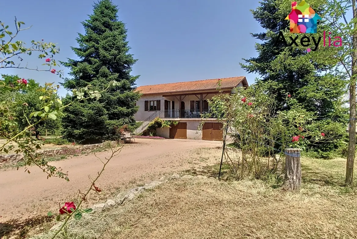 Maison à vendre à Saint-Romain-la-Motte avec 4 chambres et grand terrain arboré 