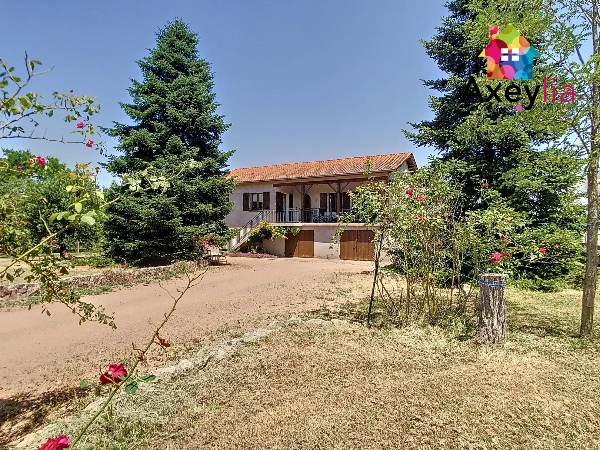 Maison à vendre à Saint-Romain-la-Motte avec 4 chambres et grand terrain arboré 