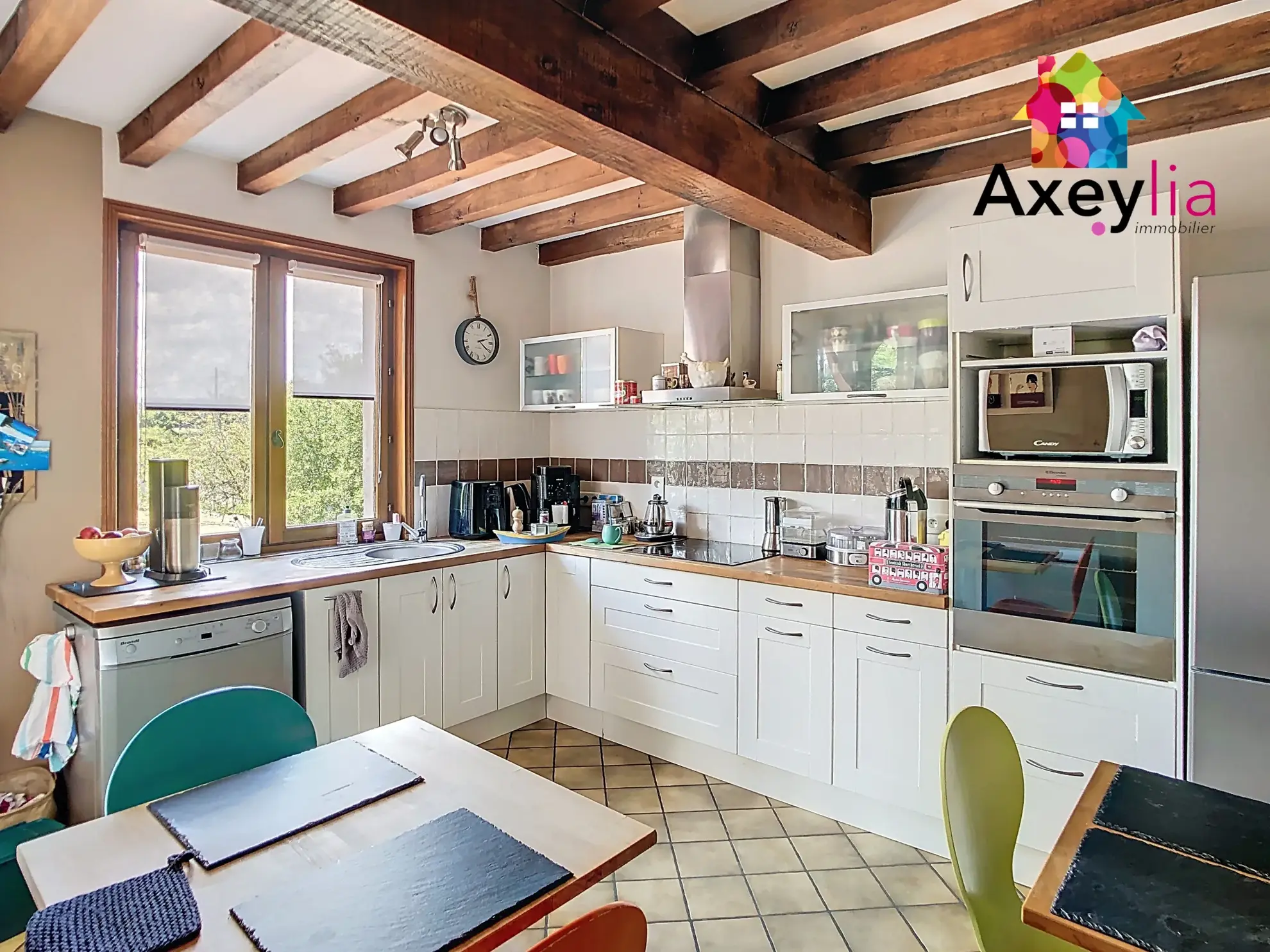 Maison à vendre à Saint-Romain-la-Motte avec 4 chambres et grand terrain arboré 