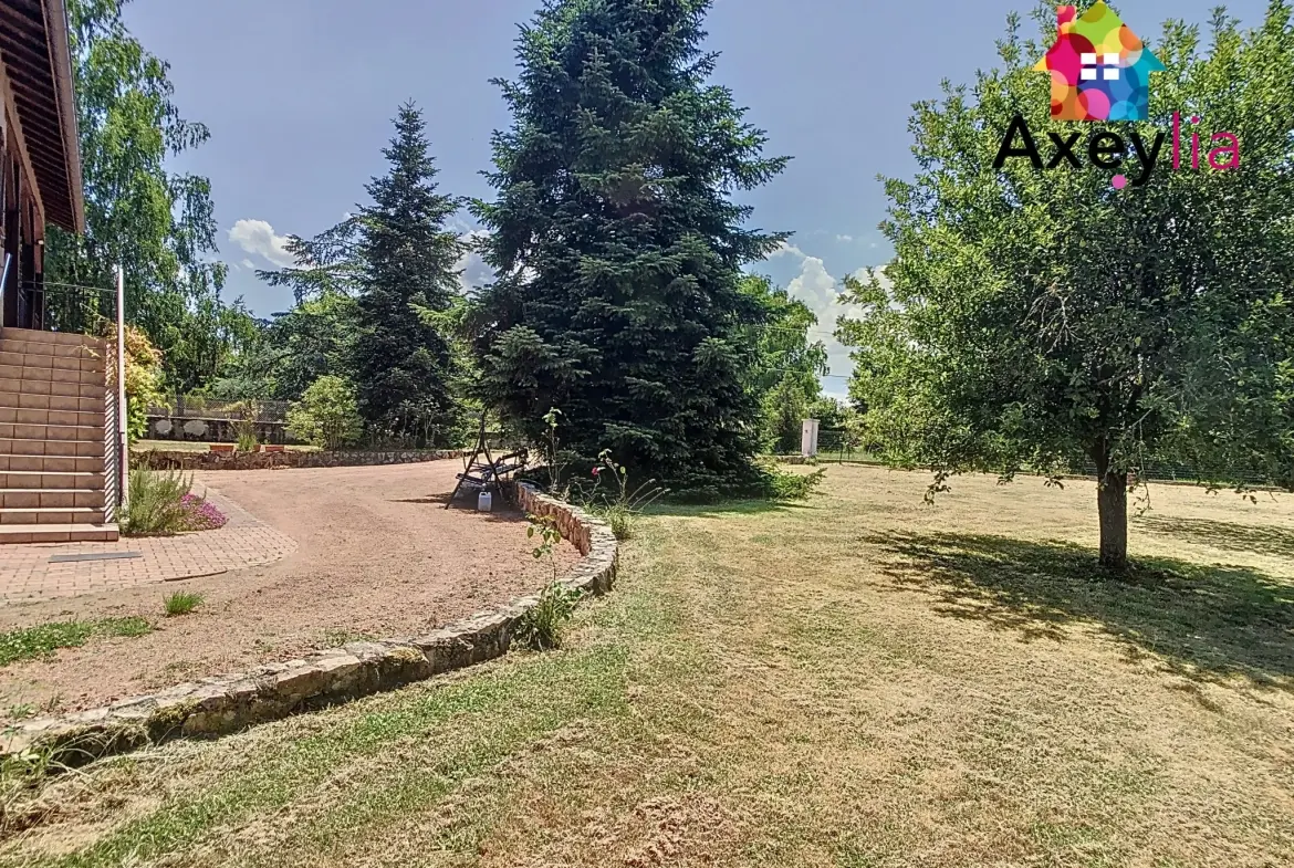 Maison à vendre à Saint-Romain-la-Motte avec 4 chambres et grand terrain arboré 