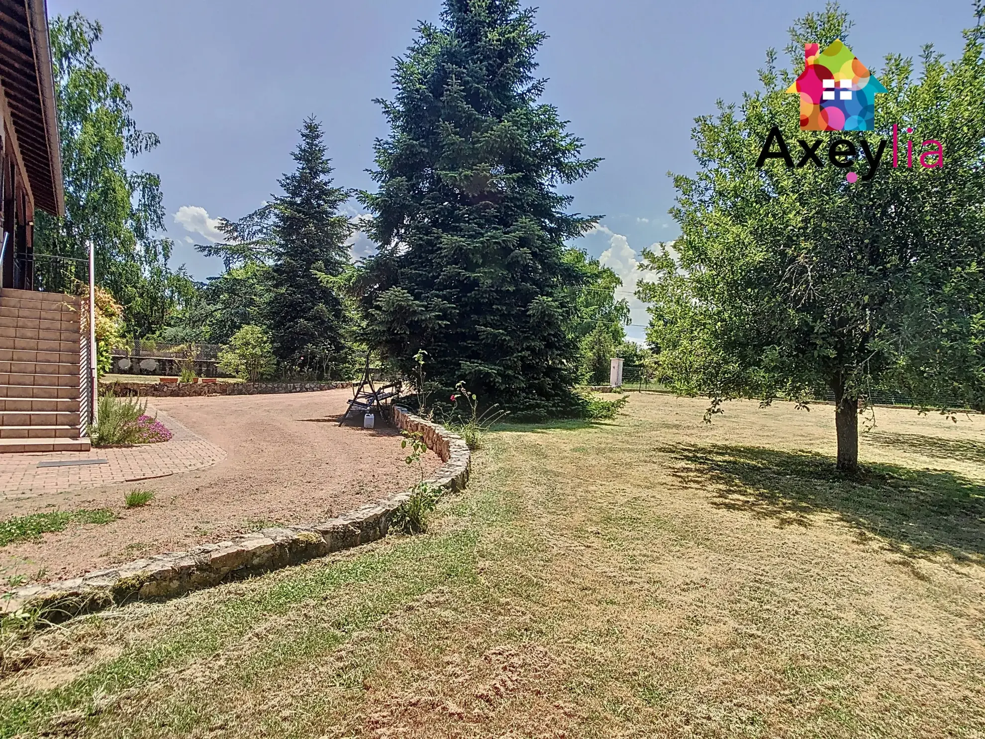 Maison à vendre à Saint-Romain-la-Motte avec 4 chambres et grand terrain arboré 