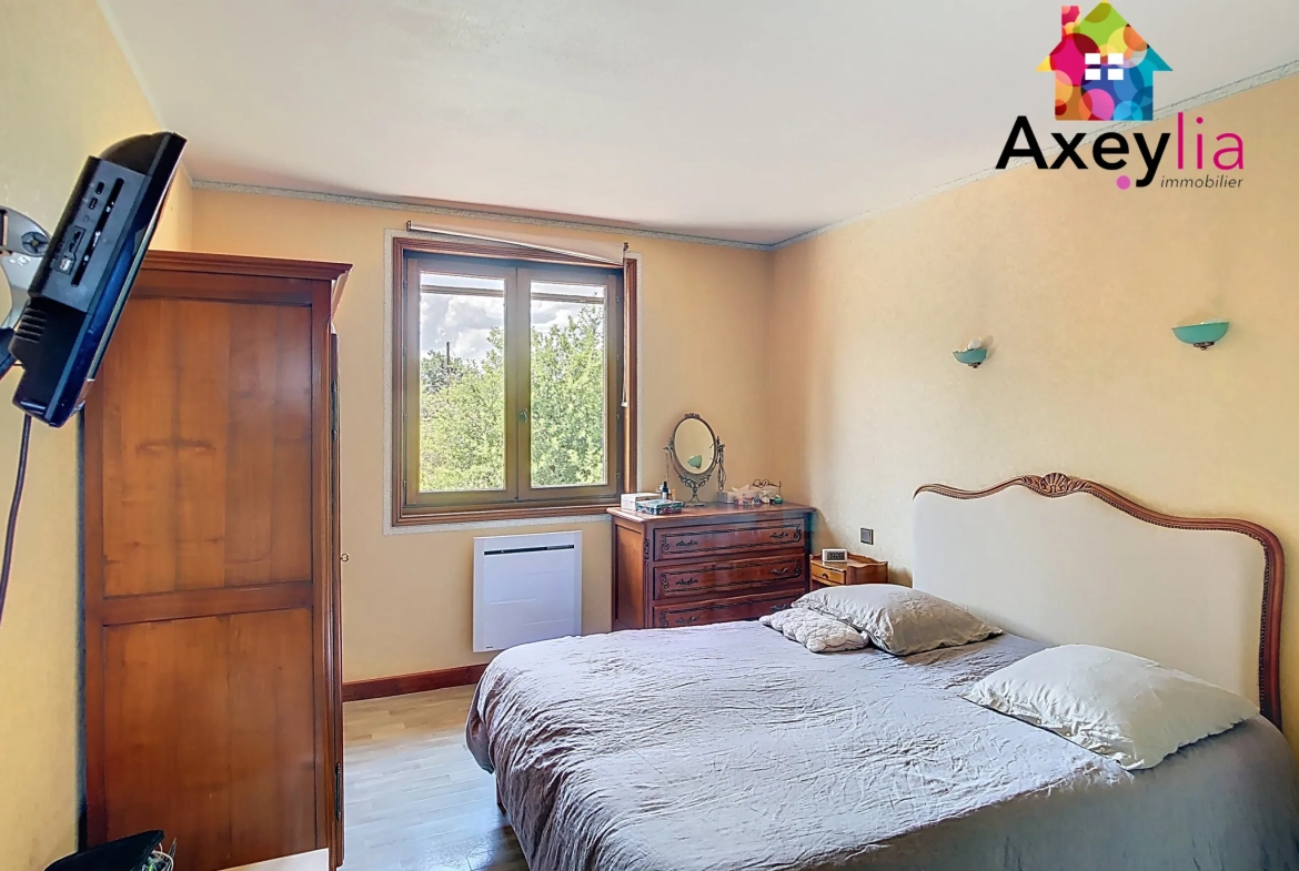 Maison à vendre à Saint-Romain-la-Motte avec 4 chambres et grand terrain arboré 