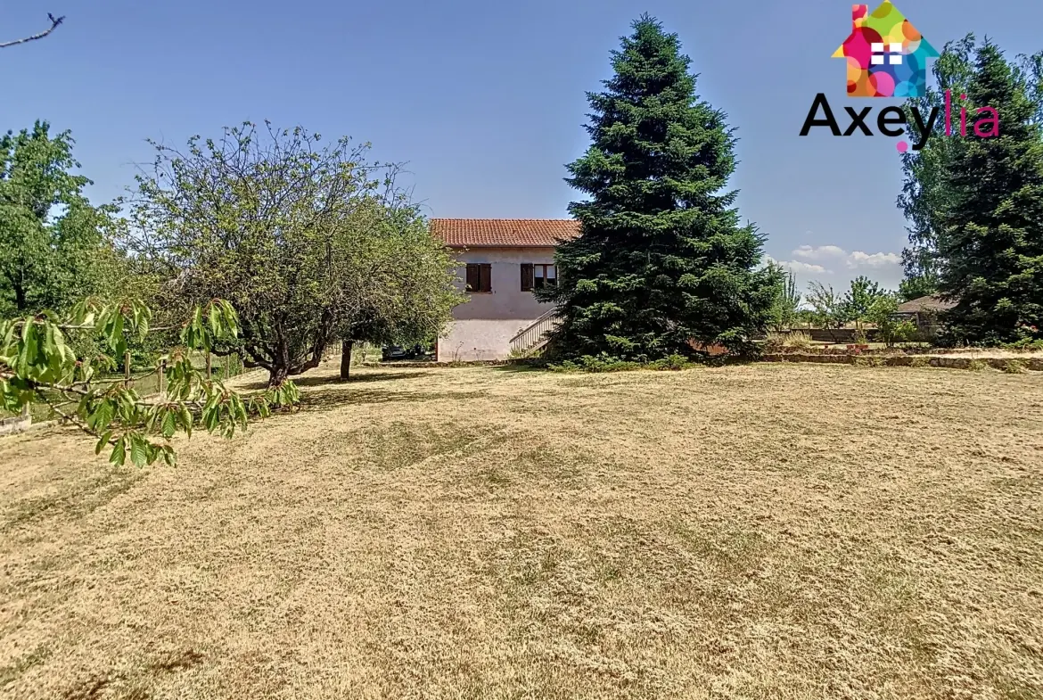 Maison à vendre à Saint-Romain-la-Motte avec 4 chambres et grand terrain arboré 