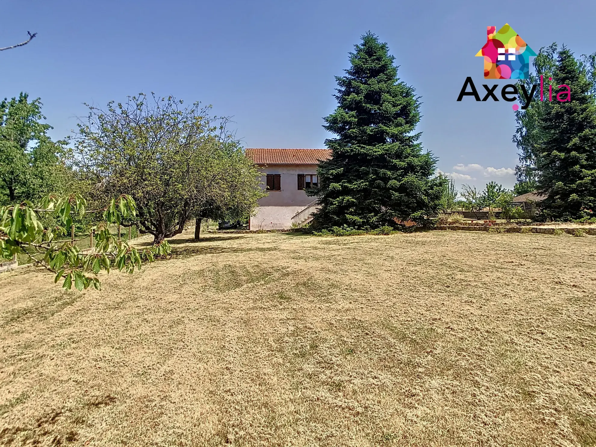 Maison à vendre à Saint-Romain-la-Motte avec 4 chambres et grand terrain arboré 
