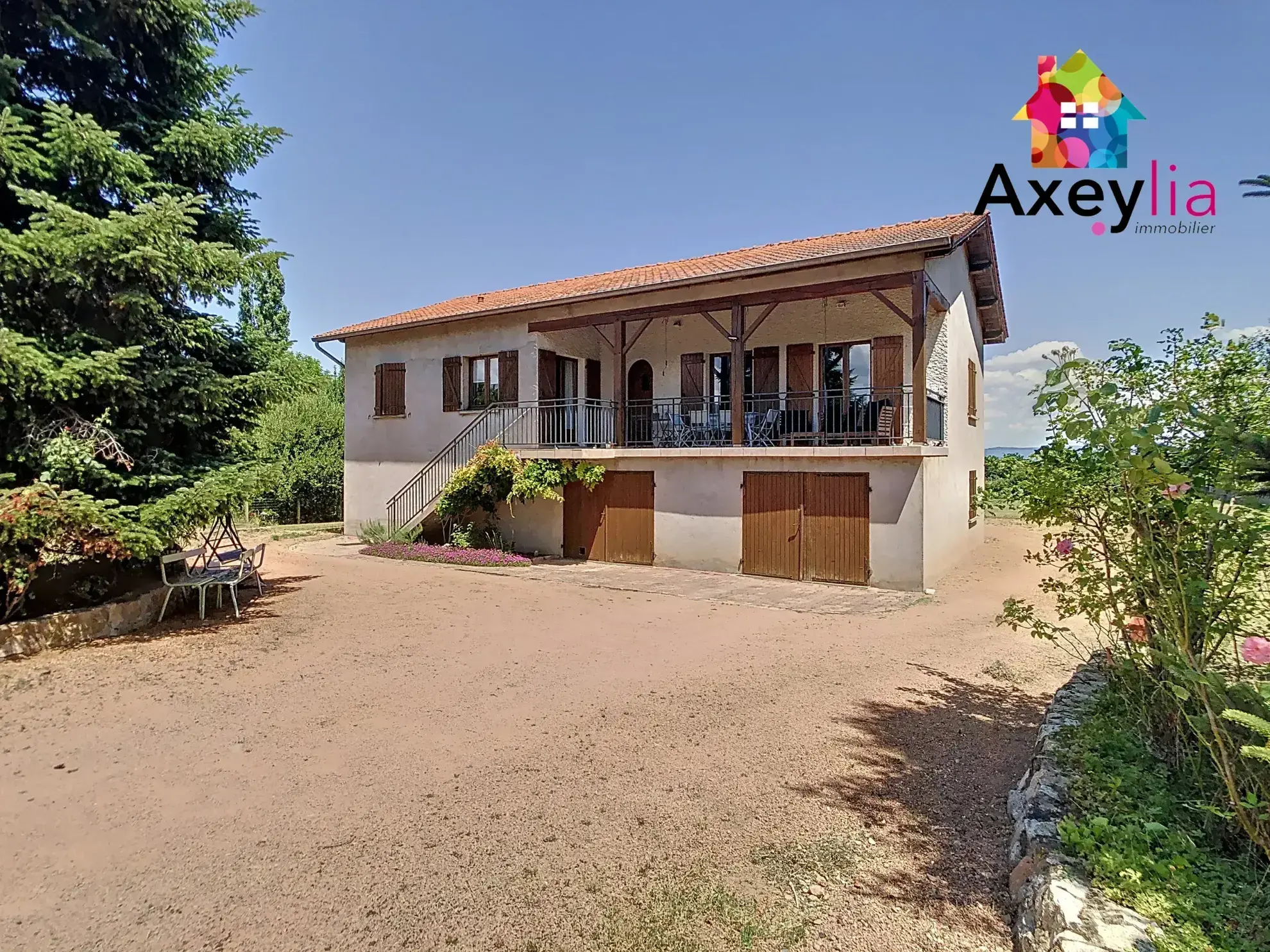 Maison à vendre à Saint-Romain-la-Motte avec 4 chambres et grand terrain arboré 
