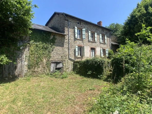 Propriété en pierre à Châteauneuf-la-Forêt avec terrain et dépendances