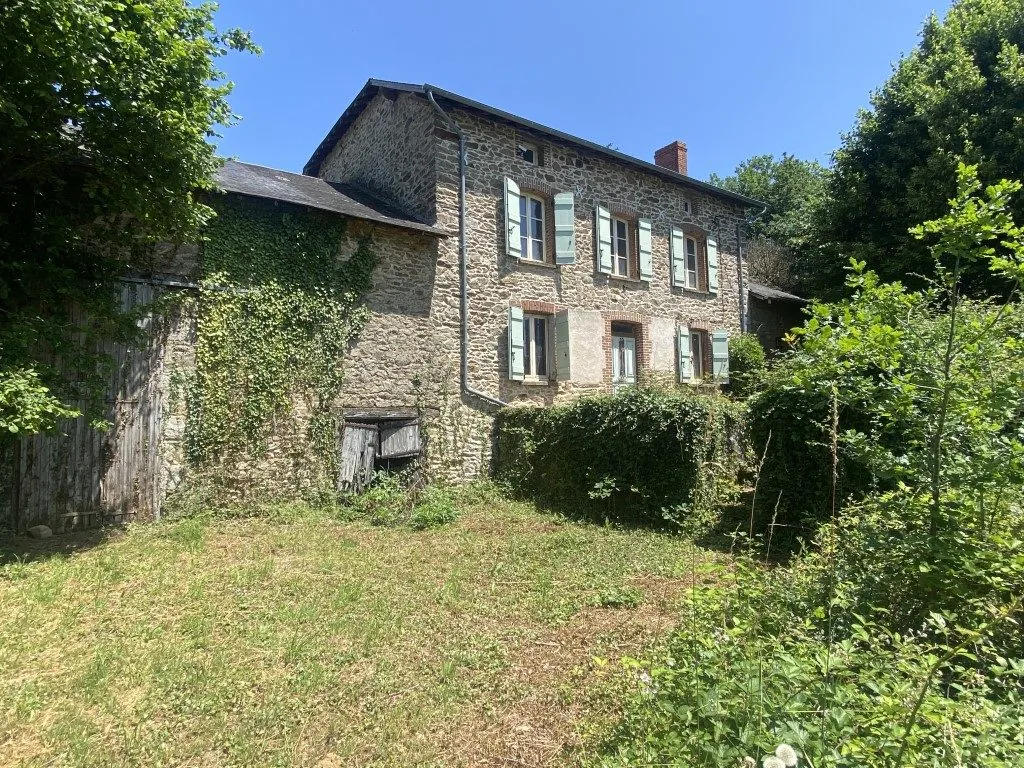 Propriété en pierre à Châteauneuf-la-Forêt avec terrain et dépendances 