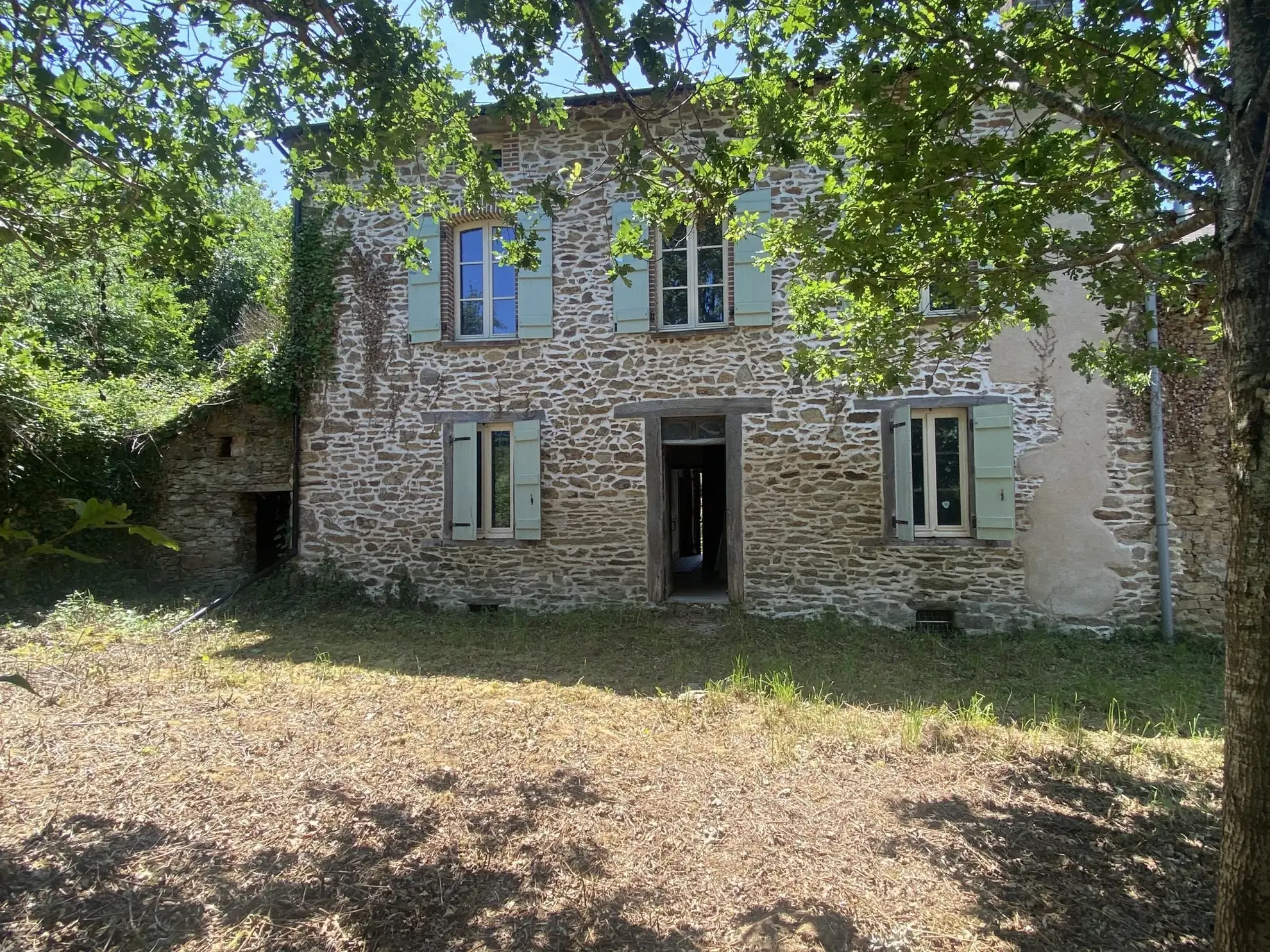 Propriété en pierre à Châteauneuf-la-Forêt avec terrain et dépendances 