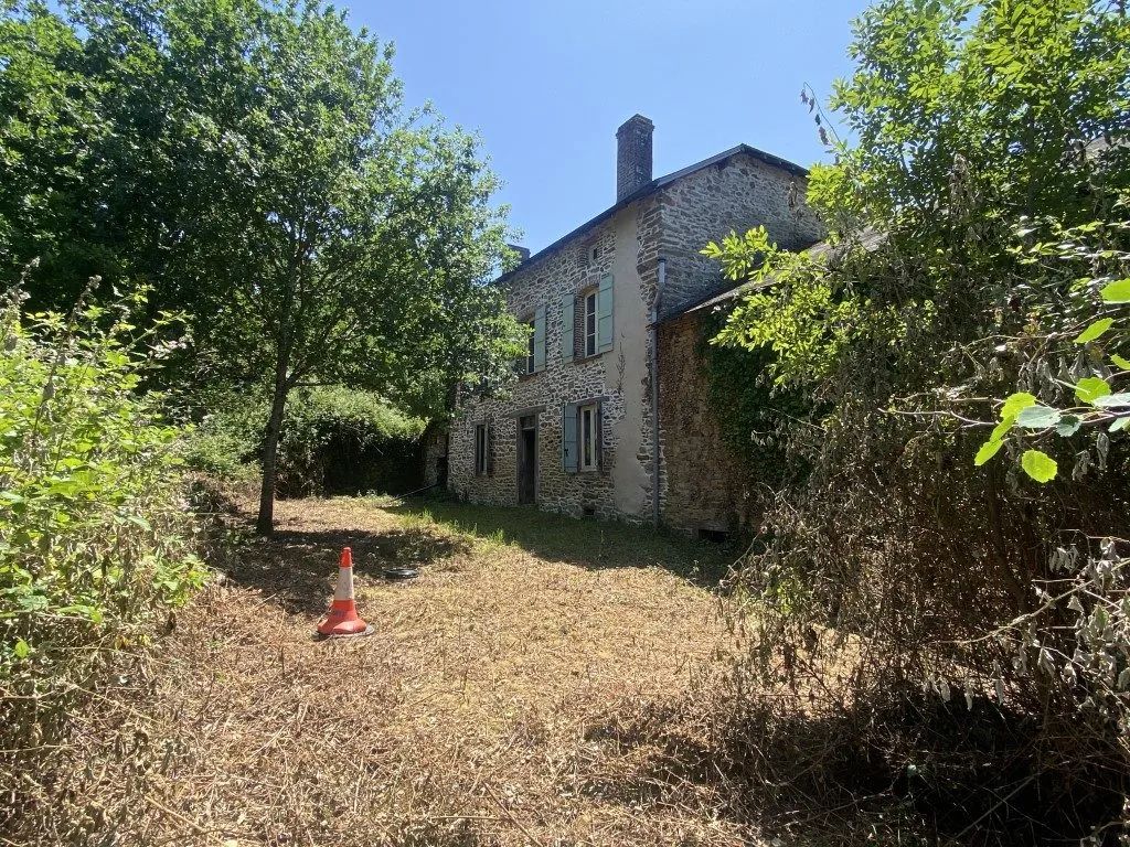 Propriété en pierre à Châteauneuf-la-Forêt avec terrain et dépendances 