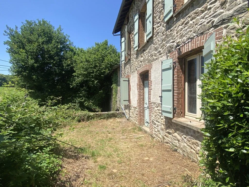 Propriété en pierre à Châteauneuf-la-Forêt avec terrain et dépendances 